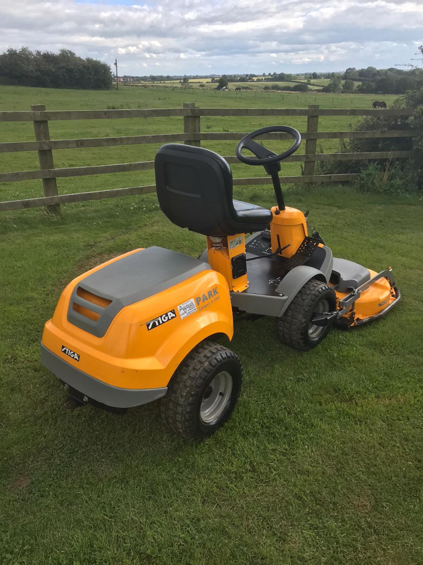 STIGA COMPACT 16 4WD RIDE ON LAWN MOWER, RUNS, DRIVES AND CUTS, OUTFRONT DECK, CLEAN MACHINE *NO VAT - Image 2 of 5
