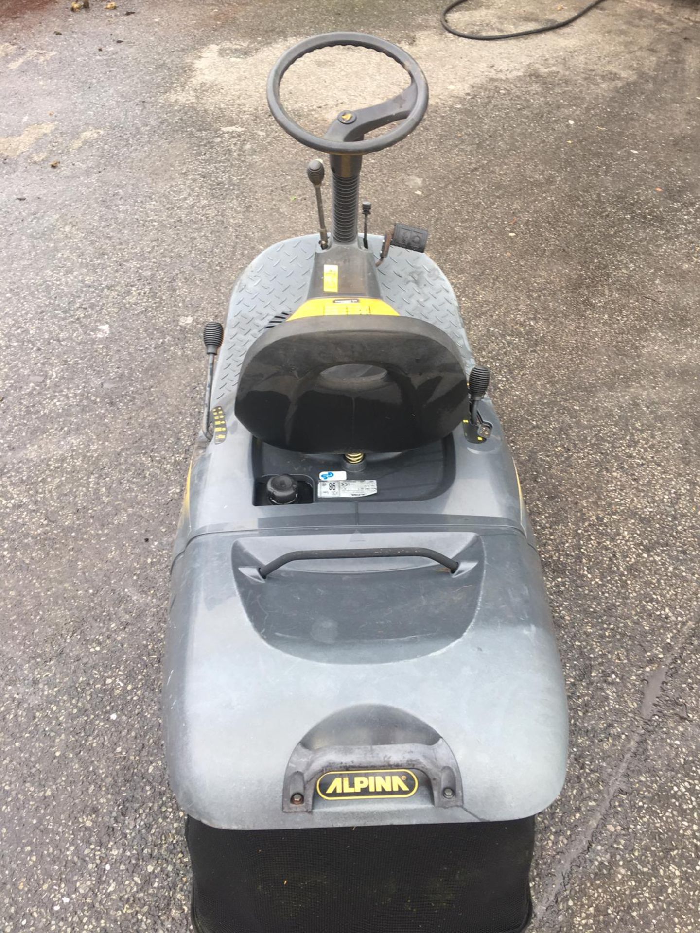 ALPINK ONE 63Y RIDE ON LAWN MOWER, ENGINE STARTS, BLADE RUNS BUT NO DRIVE *NO VAT* - Image 4 of 7