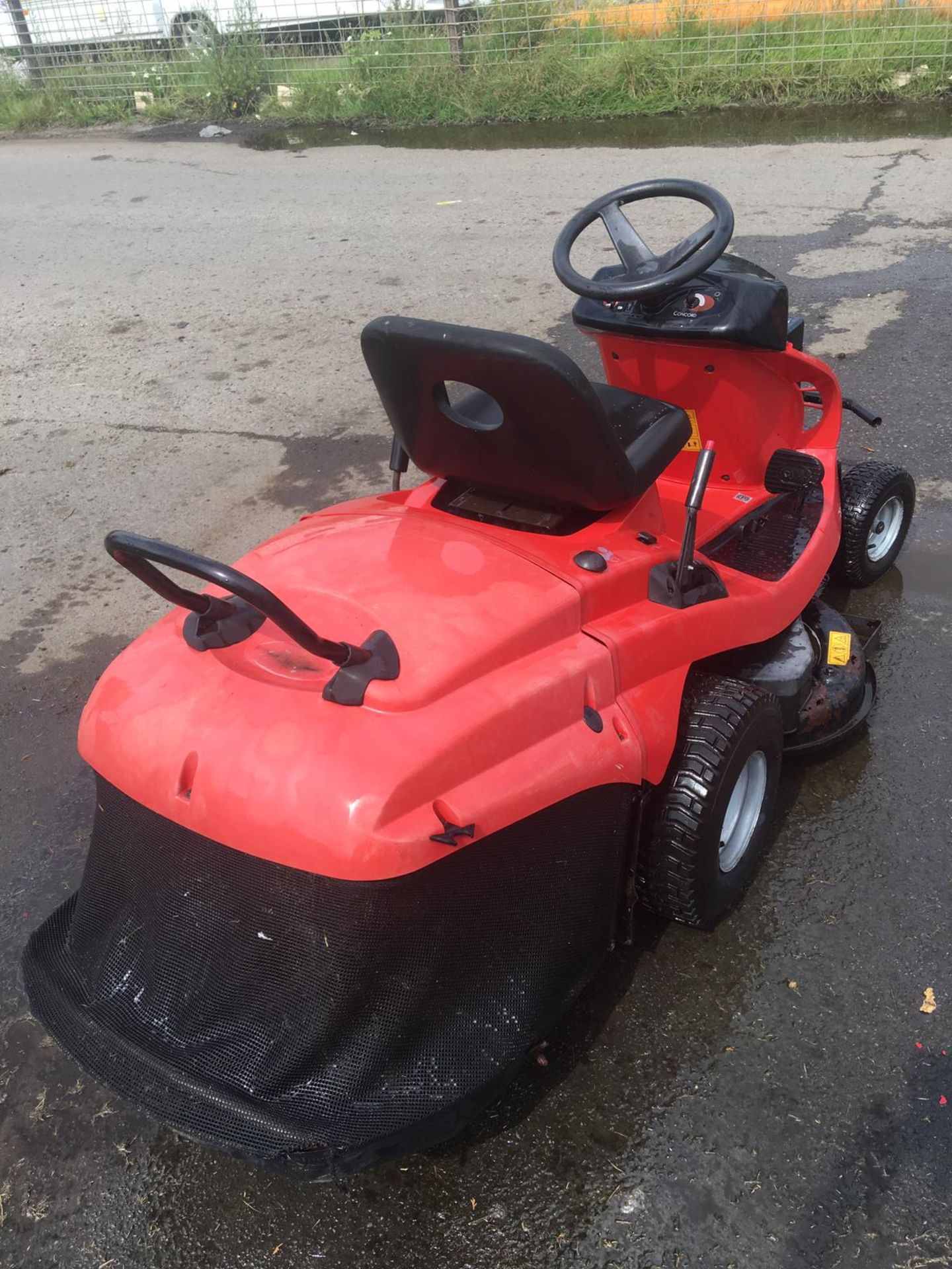 AL-KO T15-102 HD RIDE ON LAWN MOWER, 225 KG, YEAR 2002, C/W REAR GRASS COLLECTOR, 11.5HP I/C ENGINE - Image 5 of 11