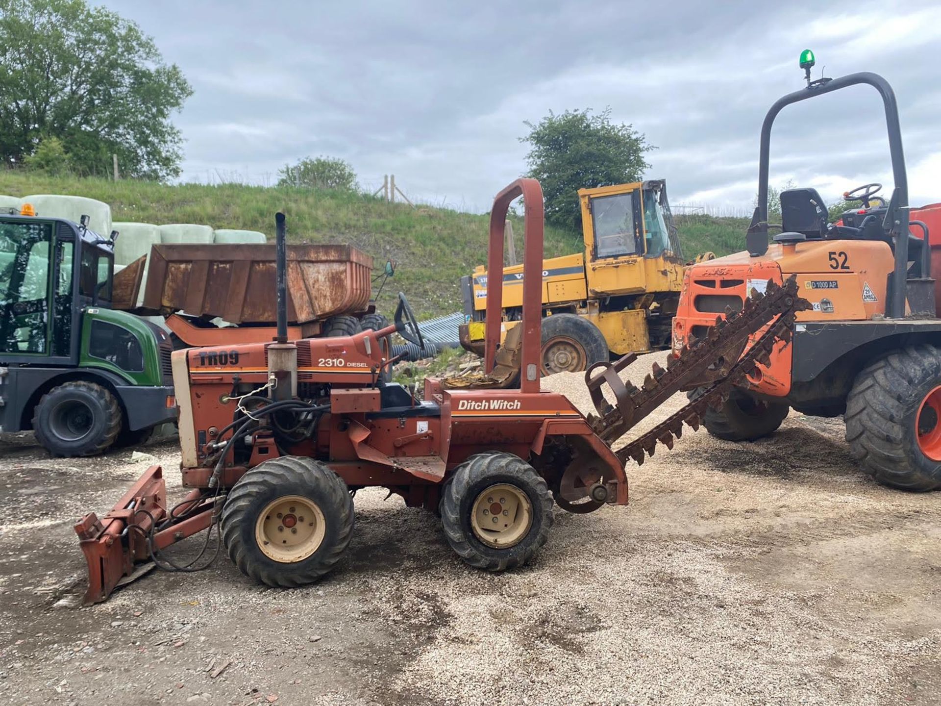 DITCH WITCH 2310 TRENCHER, RUNS AND WORKS, SHOWING 768 HOURS *PLUS VAT* - Image 2 of 7