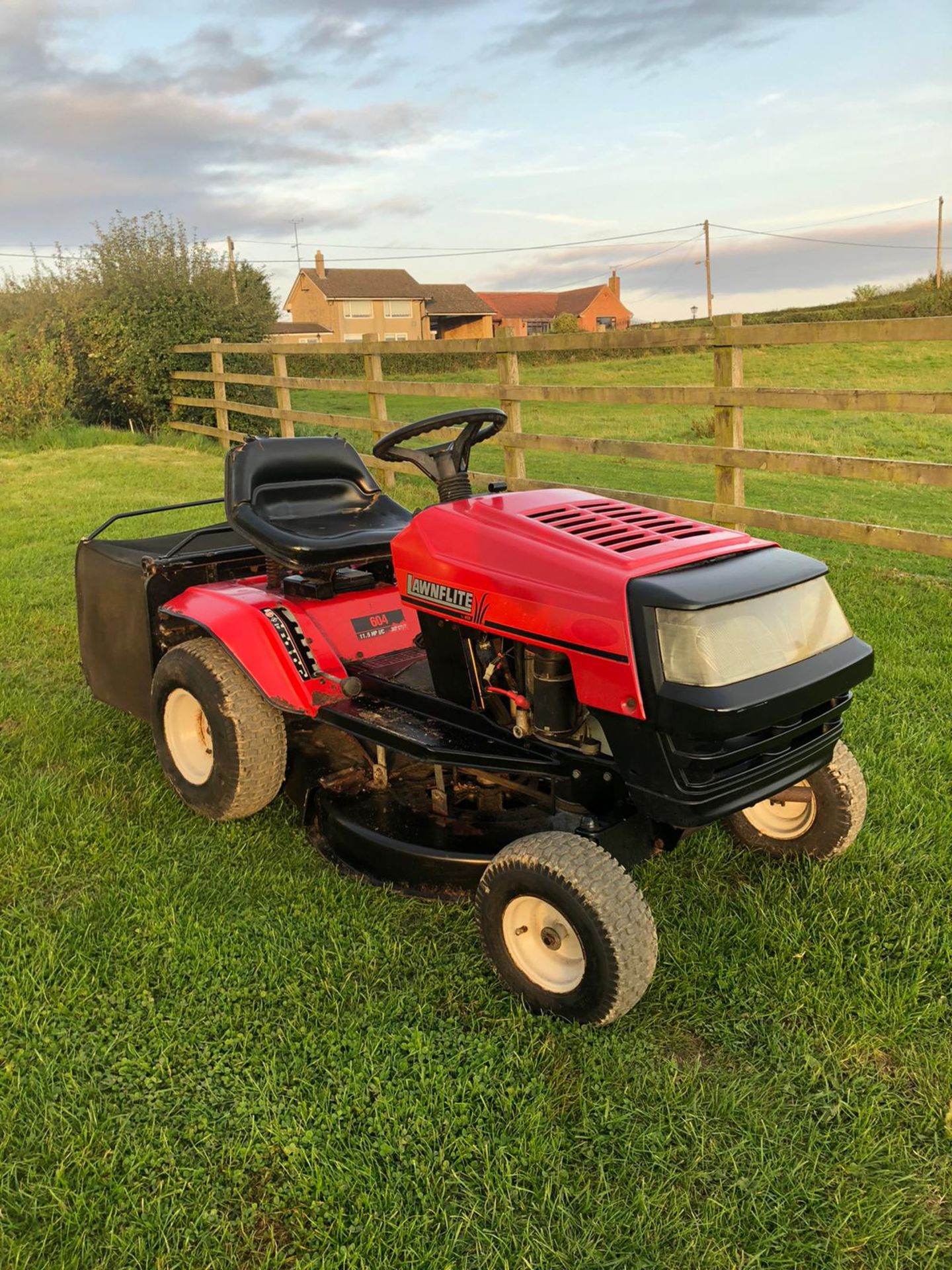 LAWNFLITE 604 RIDE ON LAWN MOWER, RUNS, DRIVES AND CUTS *NO VAT*