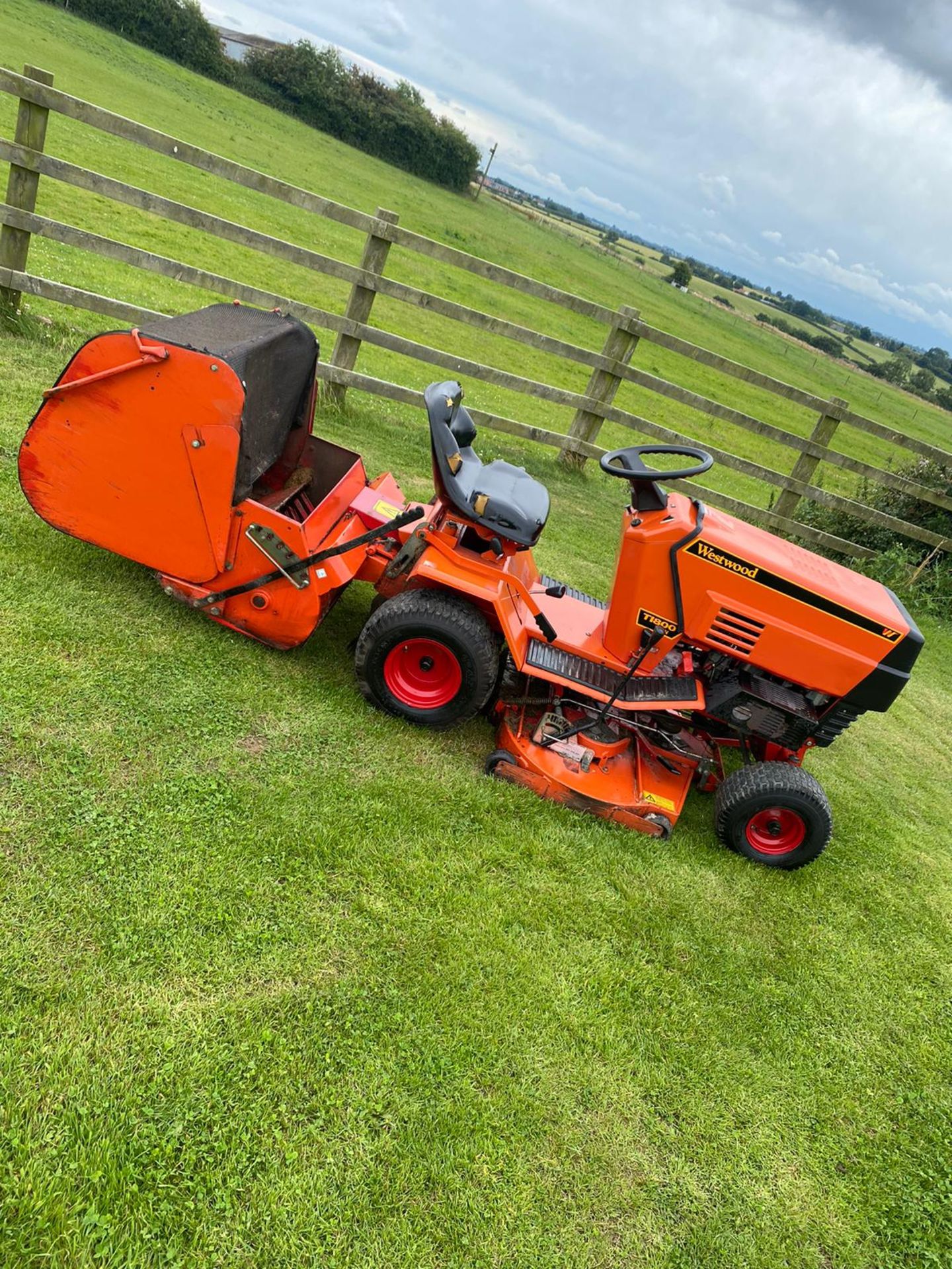 RANSOMES WESTWOOD T1800 VTWIN RIDE ON LAWN MOWER, RUNS, DRIVES AND CUTS *NO VAT*