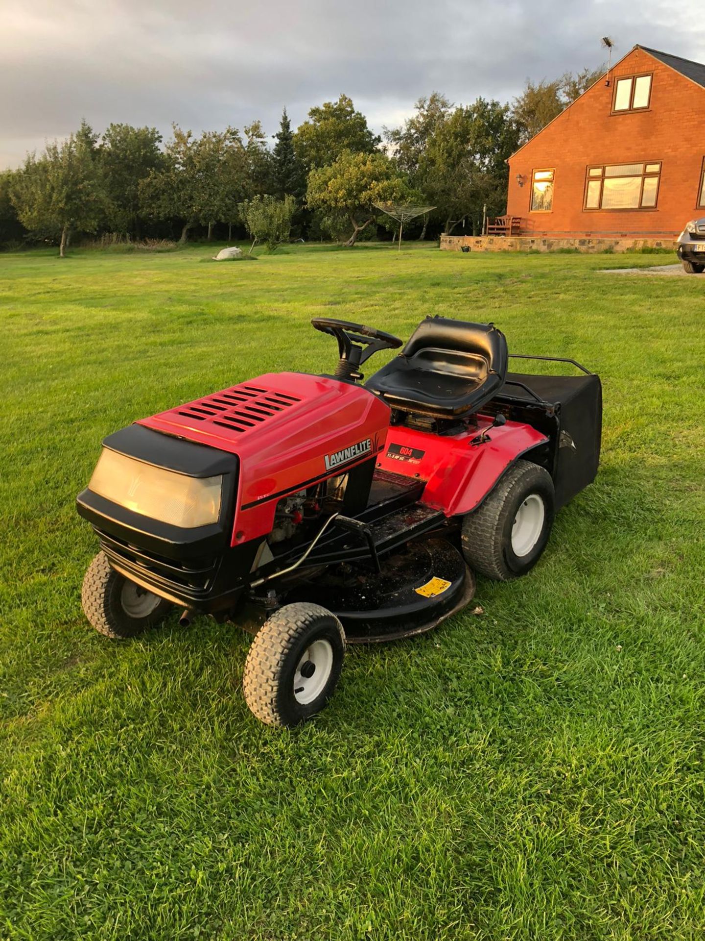 LAWNFLITE 604 RIDE ON LAWN MOWER, RUNS, DRIVES AND CUTS *NO VAT* - Image 2 of 4