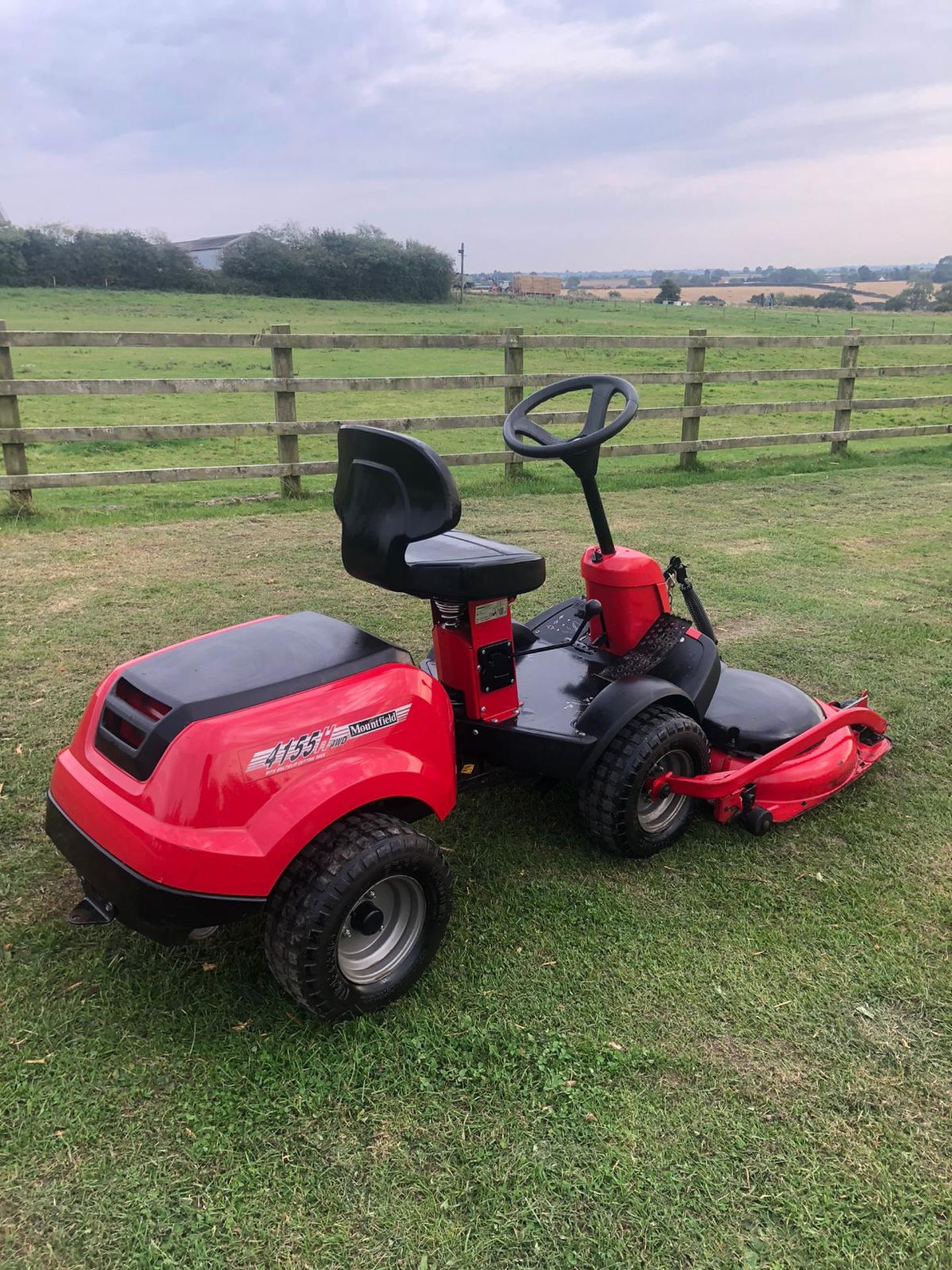 MOUNTFIELD 4155H RIDE ON LAWN MOWER, RUNS, DRIVES AND CUTS, CLEAN MACHINE, 4WD *NO VAT* - Image 4 of 5