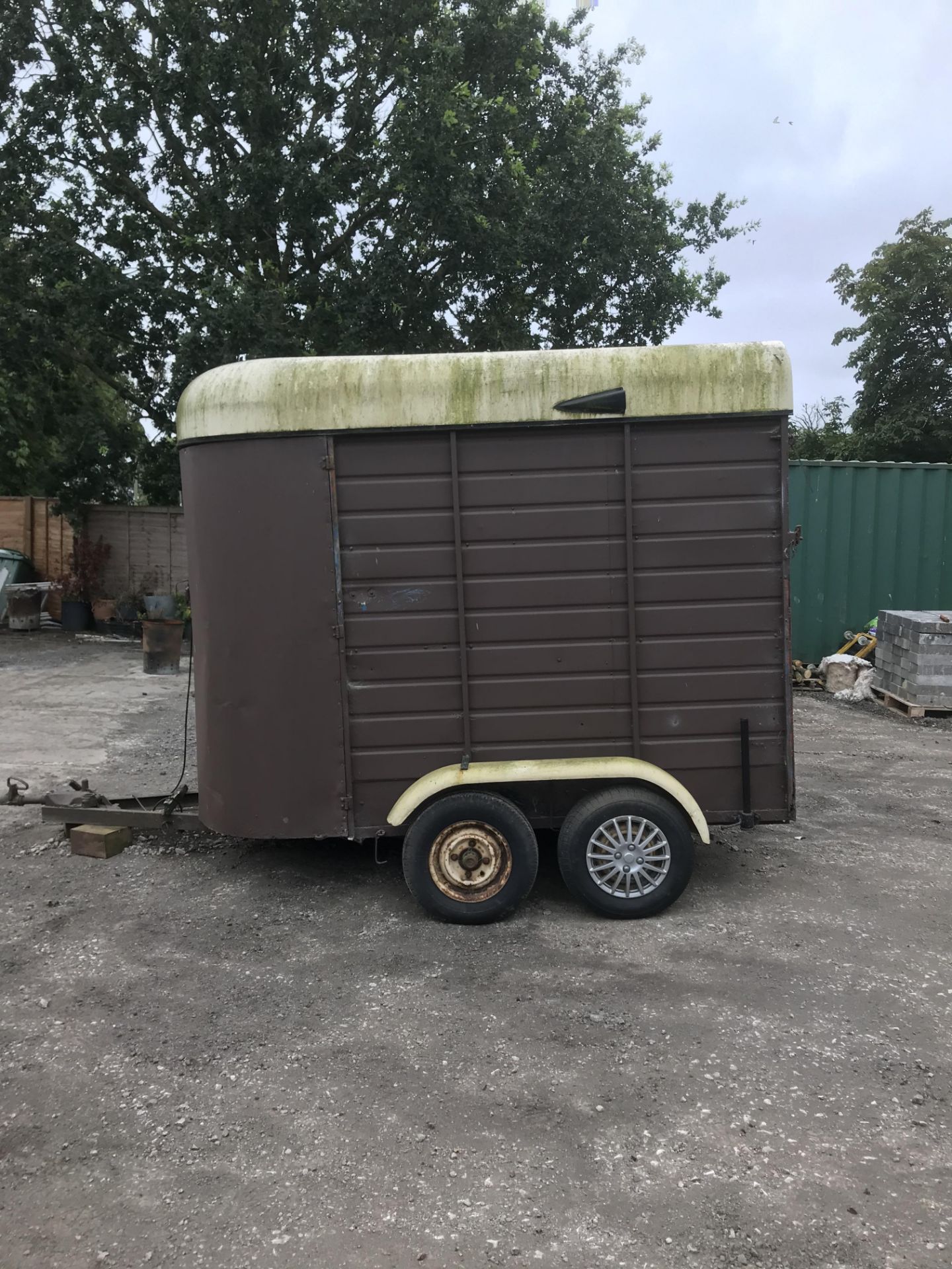 ONE 4 WHEEL VINTAGE HORSE BOX, IDEAL FOR RESTORATION / CONVERSION TO COFFEE / COCKTAIL BAR *NO VAT* - Image 2 of 5