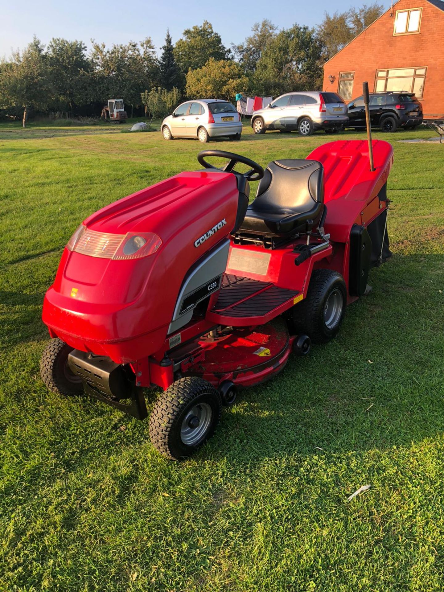 COUNTAX C330H RIDE ON LAWN MOWER, RUNS, DRIVES AND CUTS *NO VAT* - Image 2 of 4