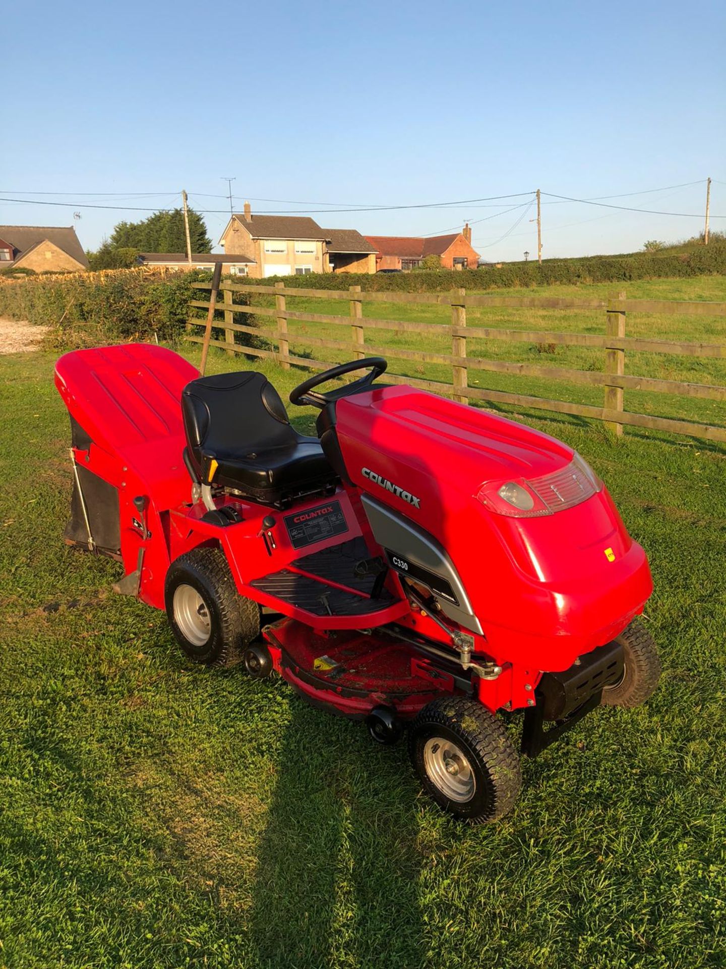 COUNTAX C330H RIDE ON LAWN MOWER, RUNS, DRIVES AND CUTS *NO VAT*