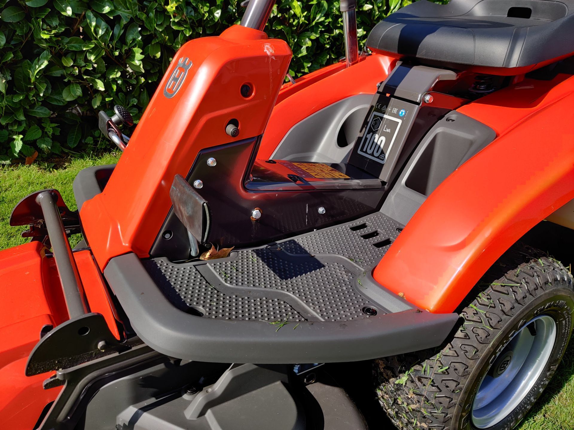 2020 BRAND NEW HUSQVARNA R 213C ROTARY RIDE ON LAWN MOWER (REAR DISCHARGE) NO COLLECTOR *PLUS VAT* - Image 8 of 12