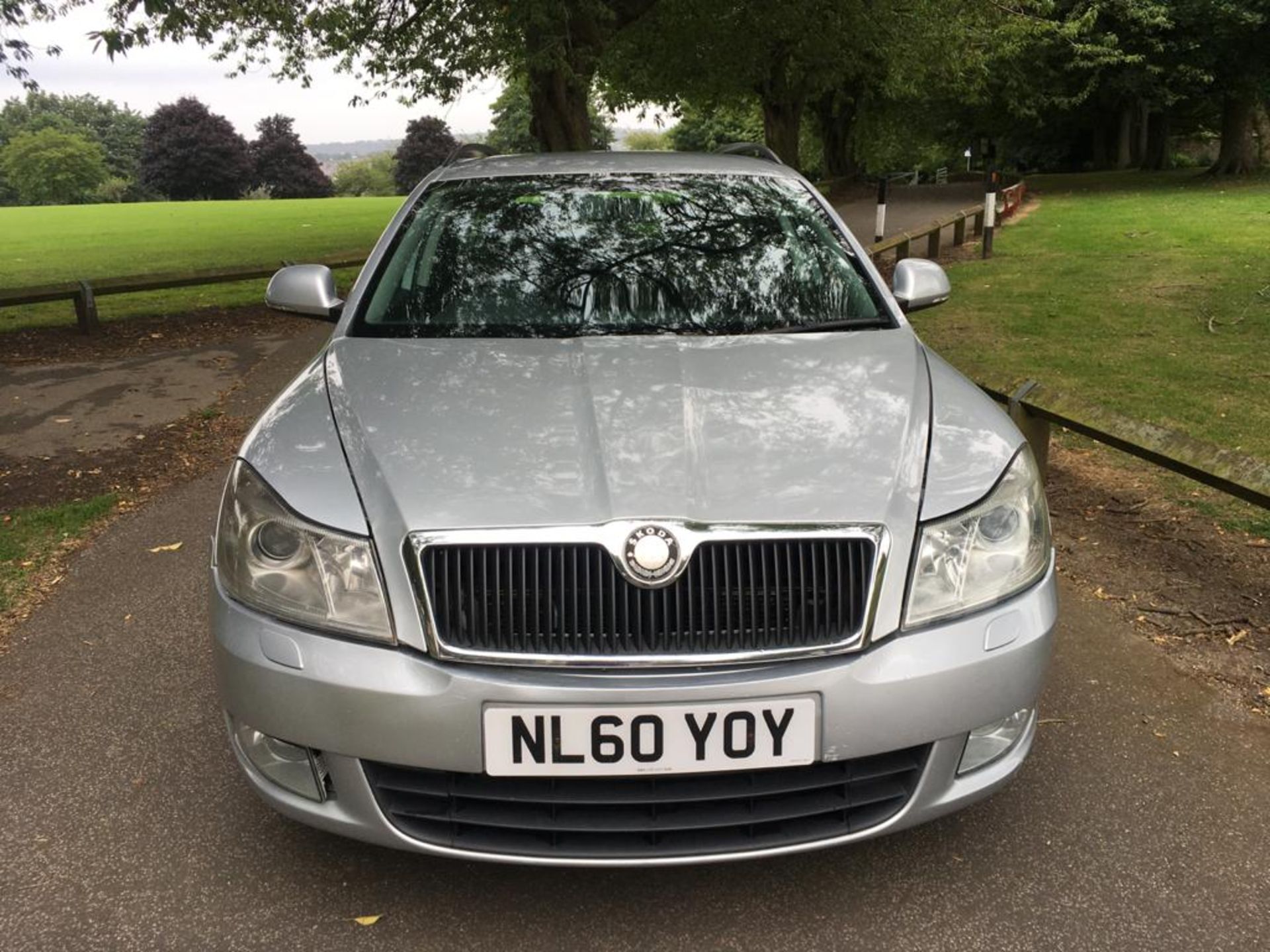 2010/60 REG SKODA OCTAVIA GREENLINE TDI CR 1.6 DIESEL SILVER ESTATE, SHOWING 2 FORMER KEEPERS - Image 2 of 22