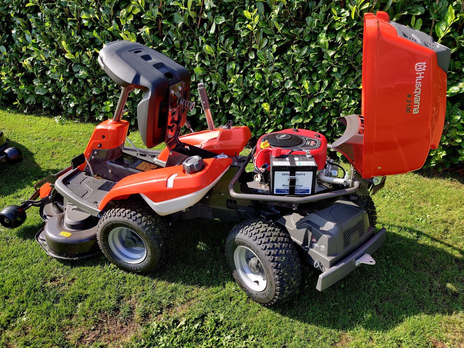 2020 BRAND NEW HUSQVARNA R 213C ROTARY RIDE ON LAWN MOWER (REAR DISCHARGE) NO COLLECTOR *PLUS VAT* - Image 3 of 12