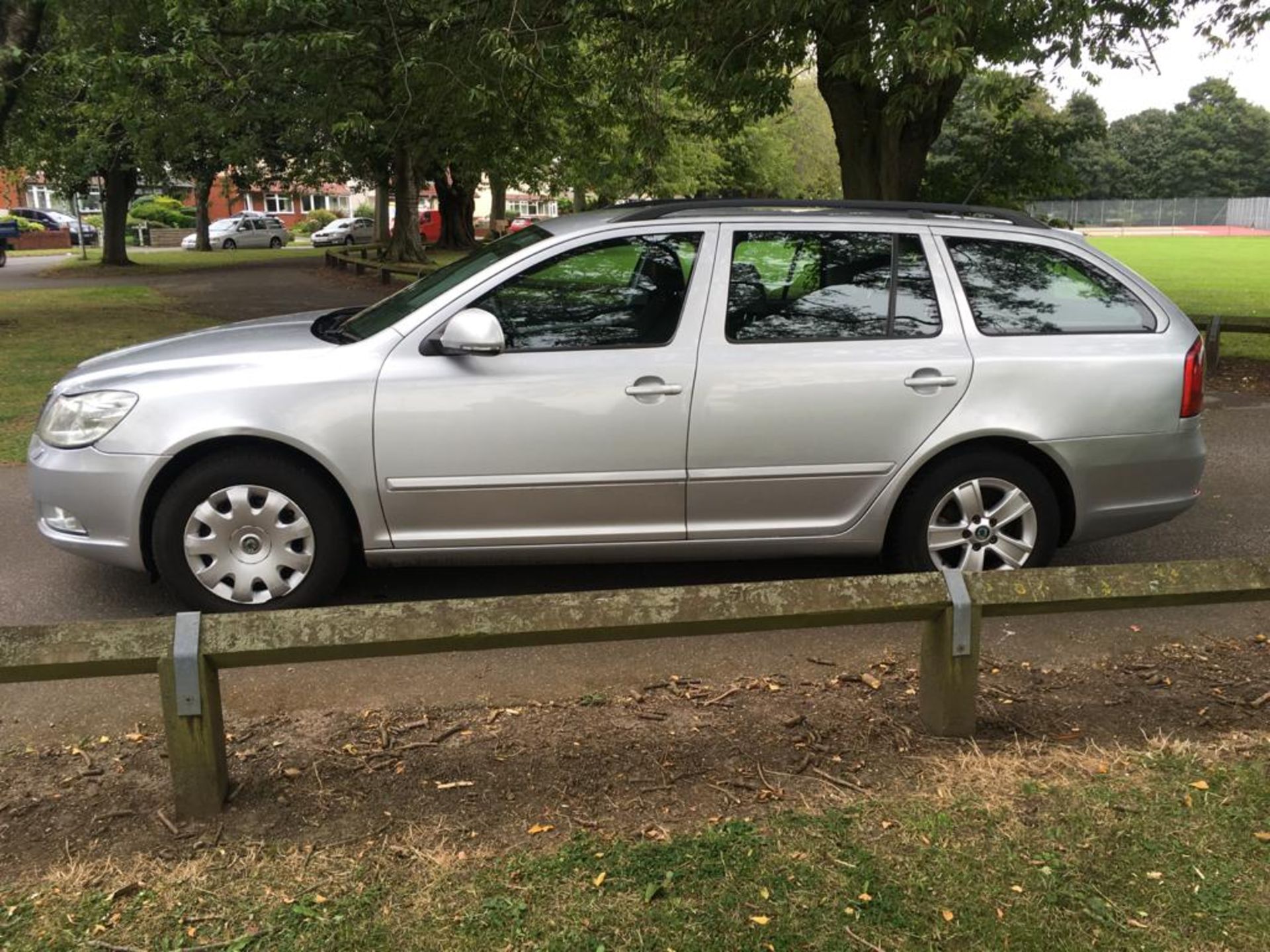 2010/60 REG SKODA OCTAVIA GREENLINE TDI CR 1.6 DIESEL SILVER ESTATE, SHOWING 2 FORMER KEEPERS - Image 3 of 22