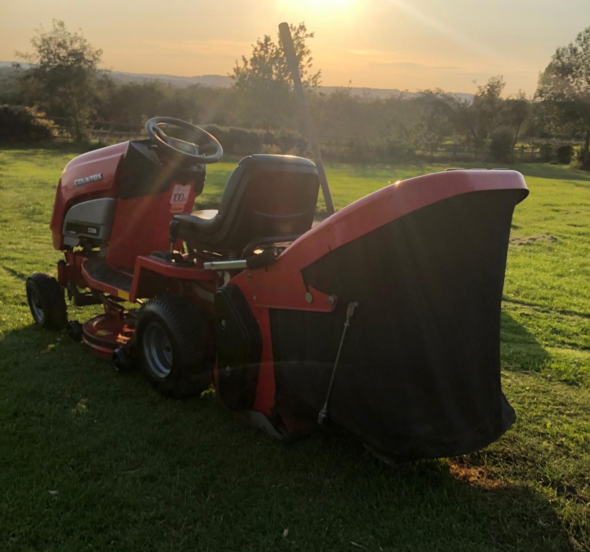 COUNTAX C330H RIDE ON LAWN MOWER, RUNS, DRIVES AND CUTS *NO VAT* - Image 3 of 4