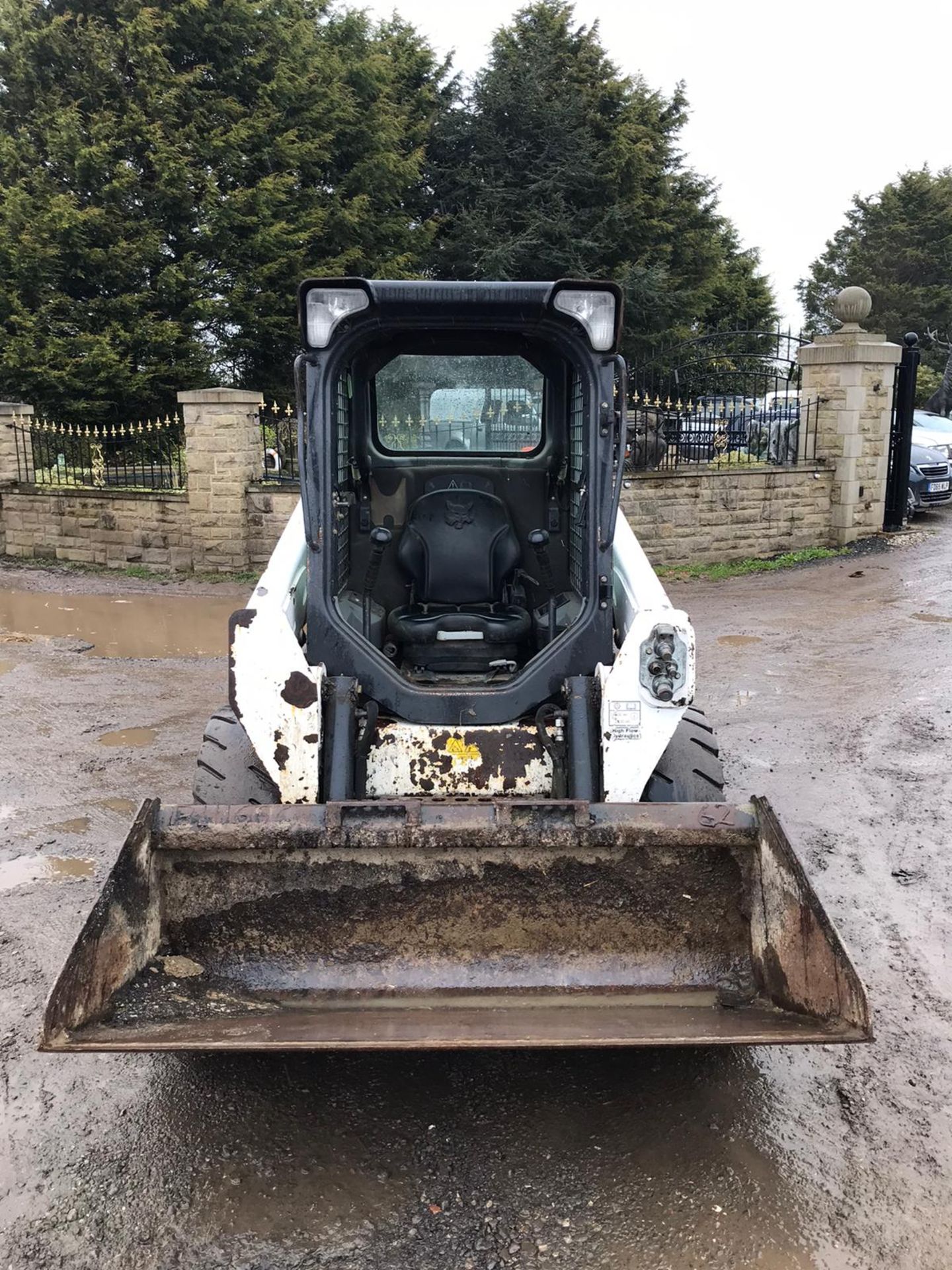 BOBCAT S550 SKID STEER LOADER, SHOWING 2261 HOURS, YEAR 2014, RUNS, DRIVES AND LIFTS *PLUS VAT* - Image 2 of 6