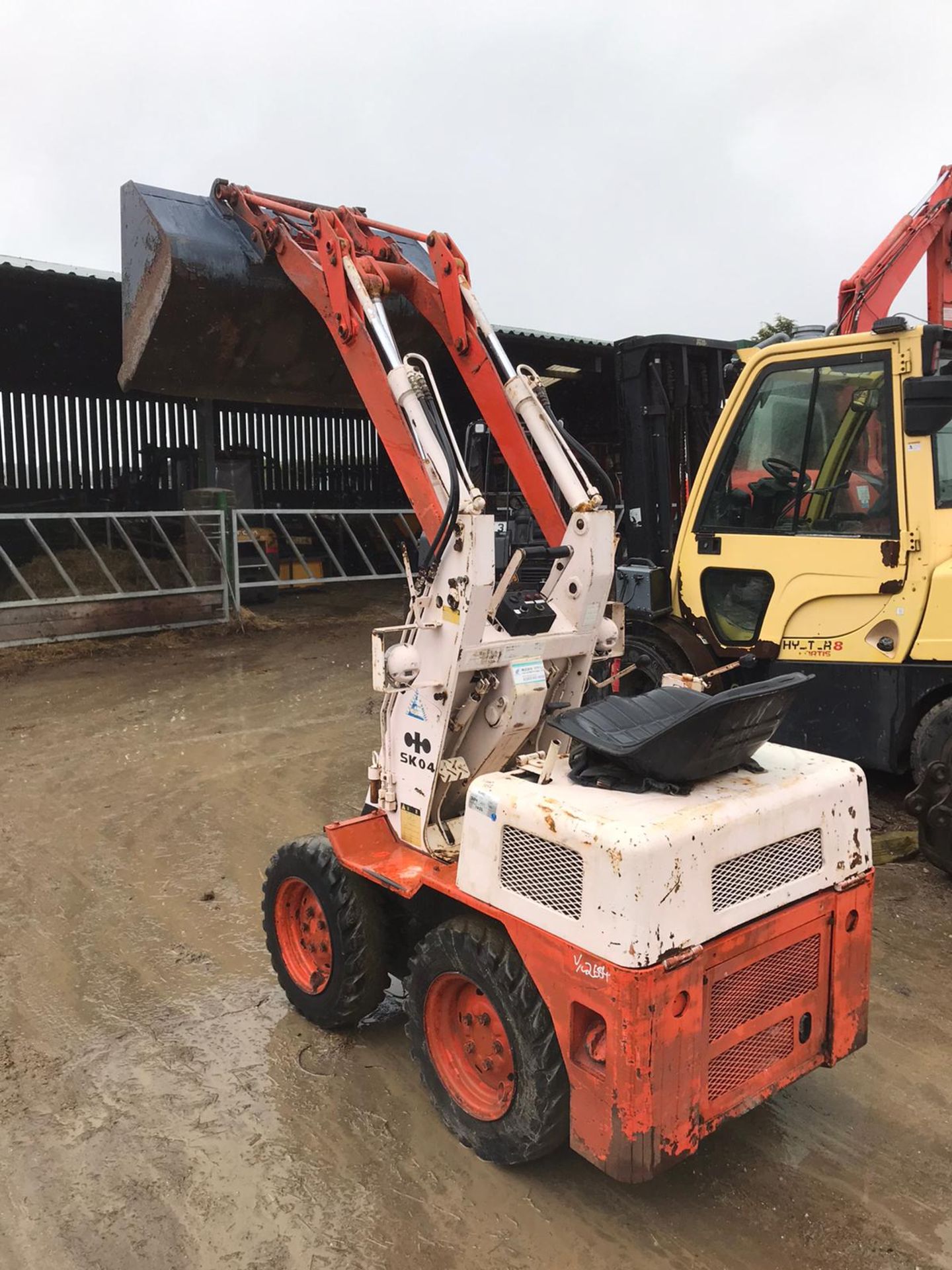 KOMATSU SK04 SKIDSTEER LOADER, RUNS, DRIVES AND LIFTS *PLUS VAT* - Image 3 of 4