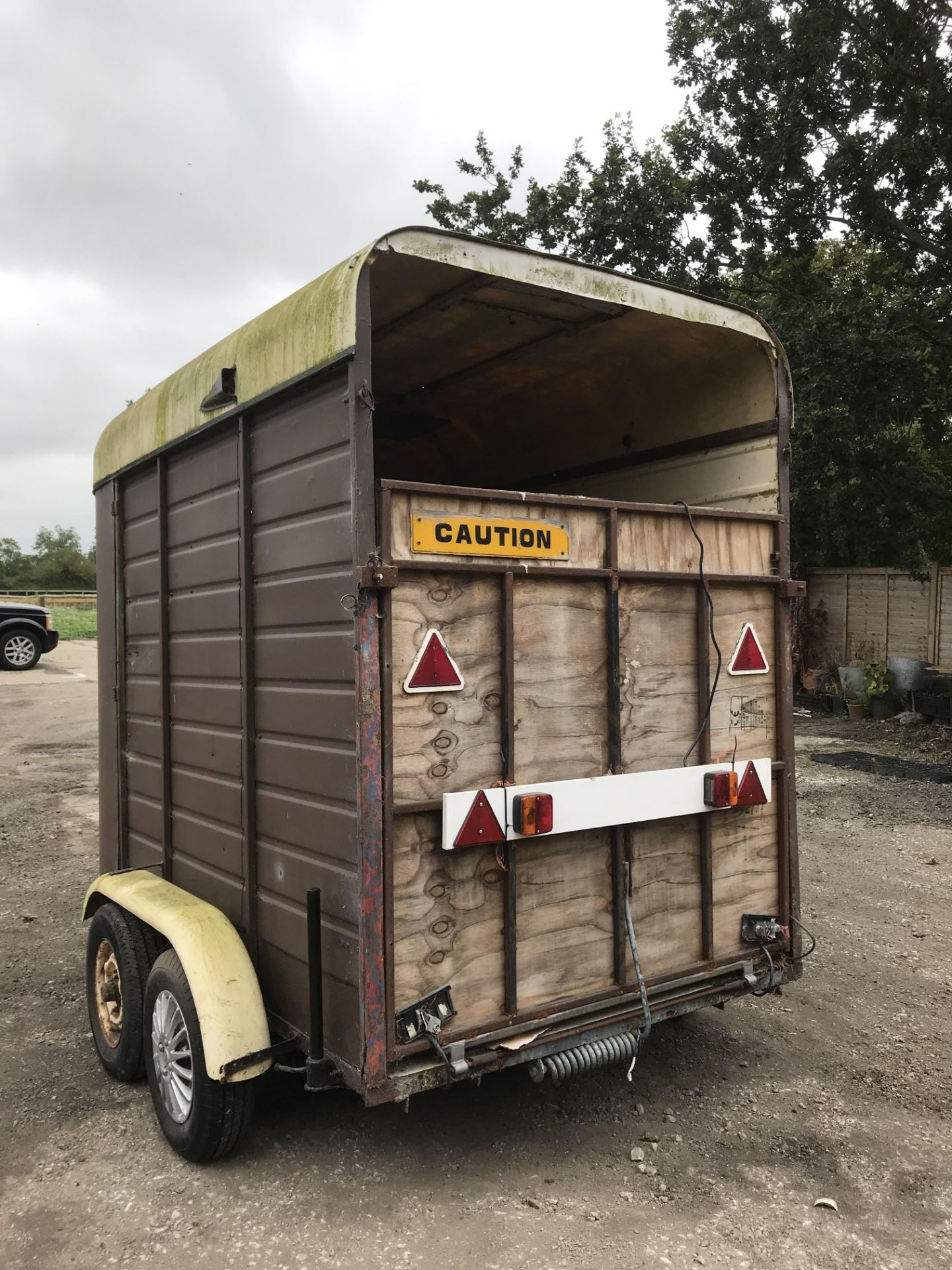 ONE 4 WHEEL VINTAGE HORSE BOX, IDEAL FOR RESTORATION / CONVERSION TO COFFEE / COCKTAIL BAR *NO VAT* - Image 5 of 5