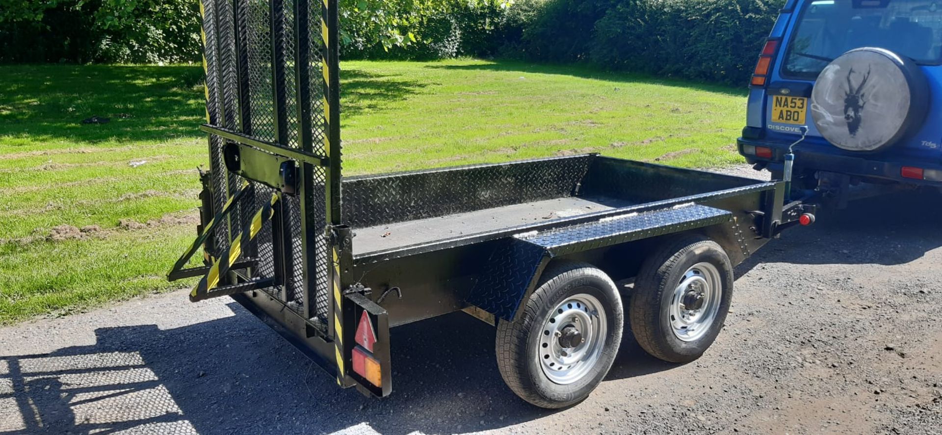 TWIN AXLE TOW-ABLE BLACK PLANT TRAILER WITH RAMP *NO VAT* - Image 5 of 7