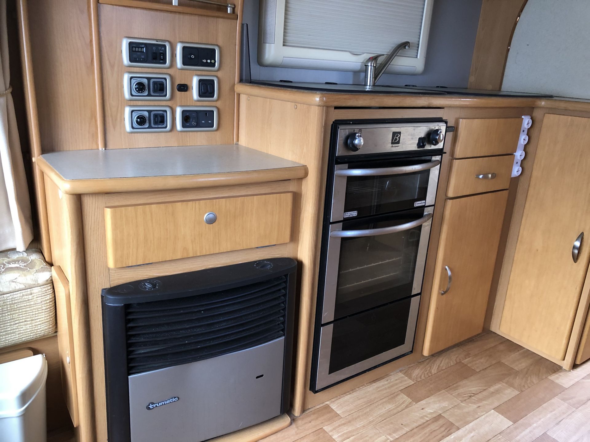 LUXURY 2009 BUCCANEER CLIPPER TWIN AXLE 4 BERTH CARAVAN WITH END WASHROOM *NO VAT* - Image 11 of 20