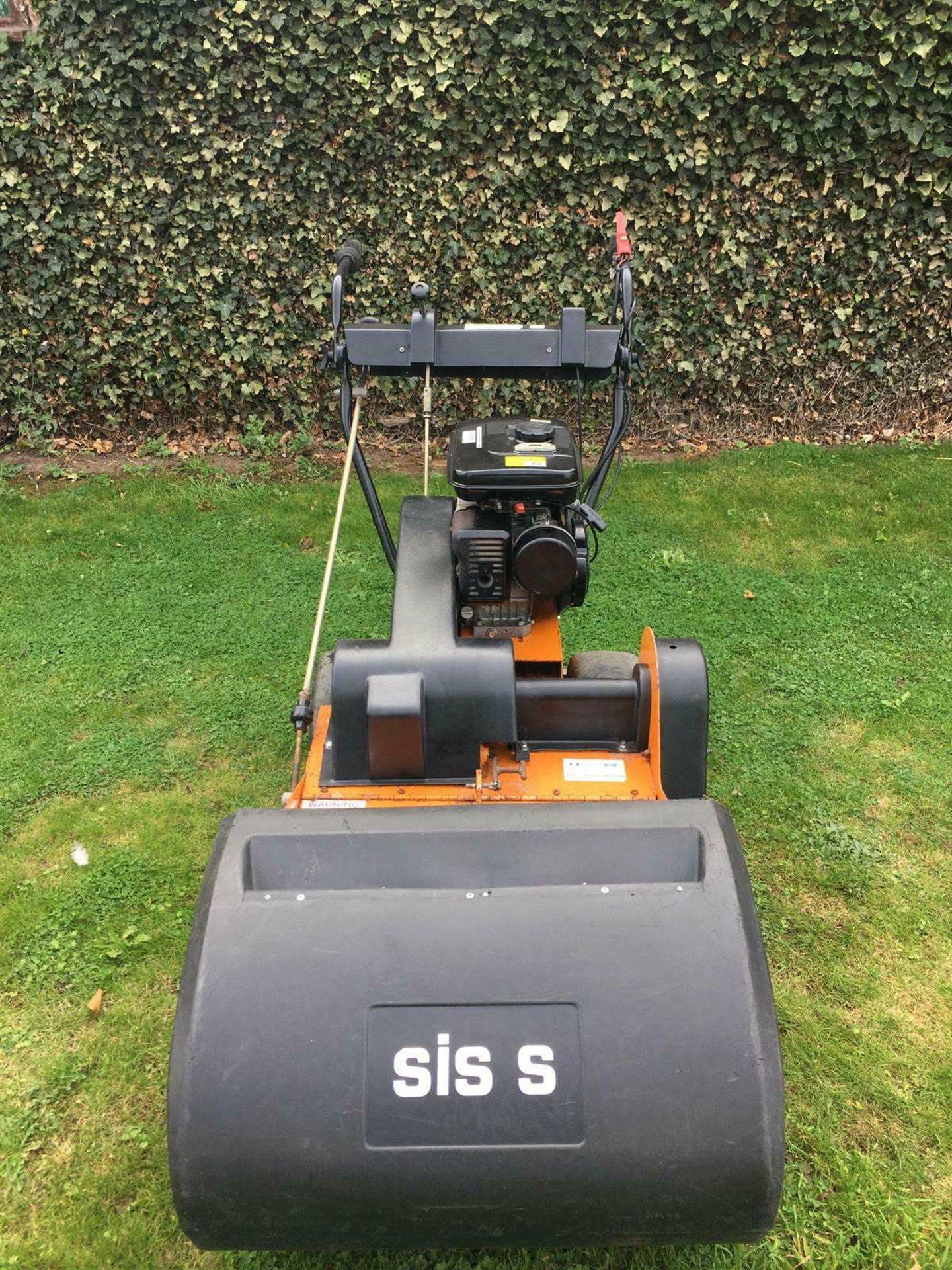 SISIS SELF PROPELLED SCARIFIER COMPLETE WITH GRASS BOX AUTO ROTORAKE *PLUS VAT* - Image 9 of 9