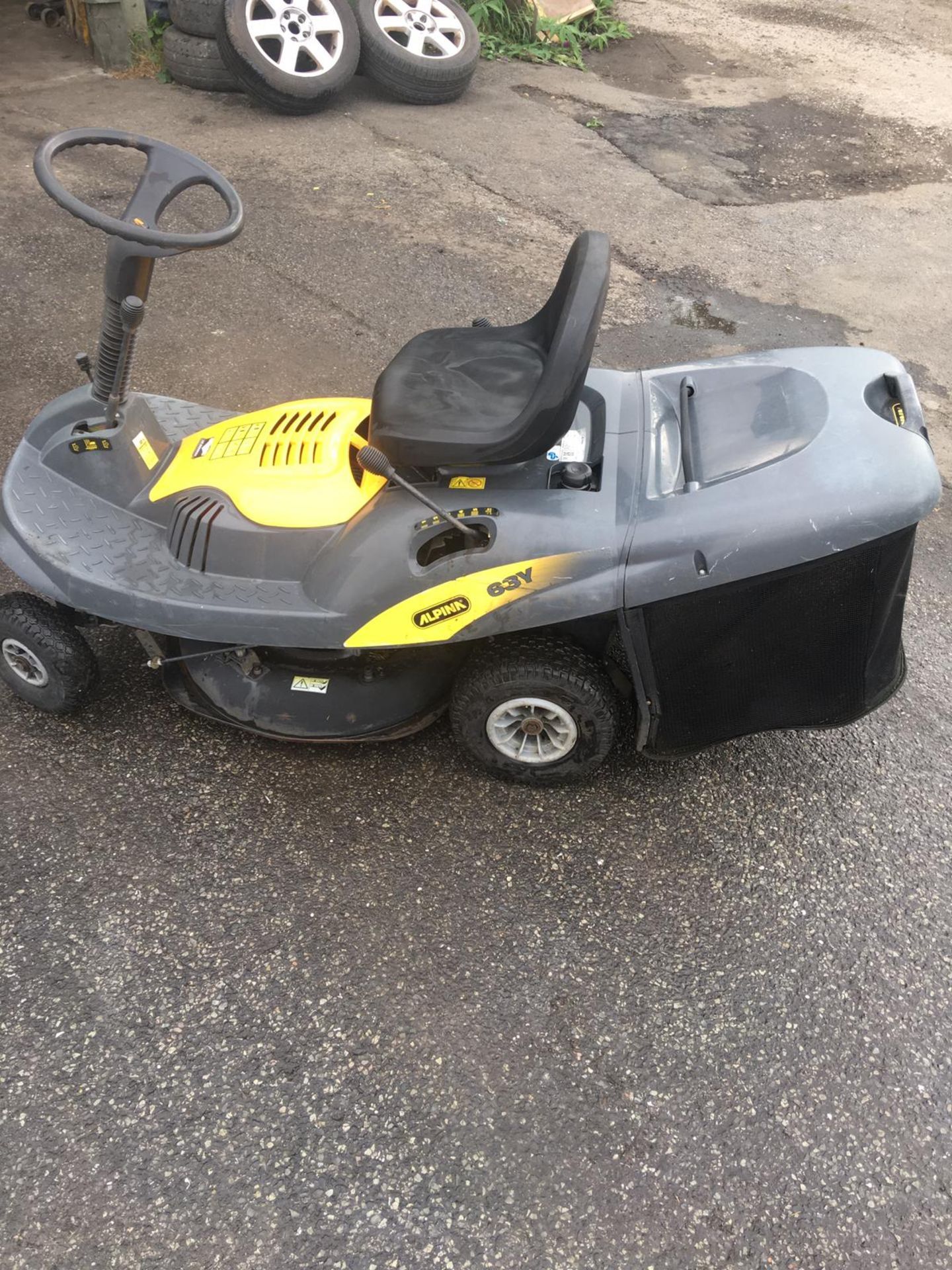 ALPINK ONE 63Y RIDE ON LAWN MOWER, ENGINE STARTS, BLADE RUNS BUT NO DRIVE *NO VAT* - Image 4 of 7