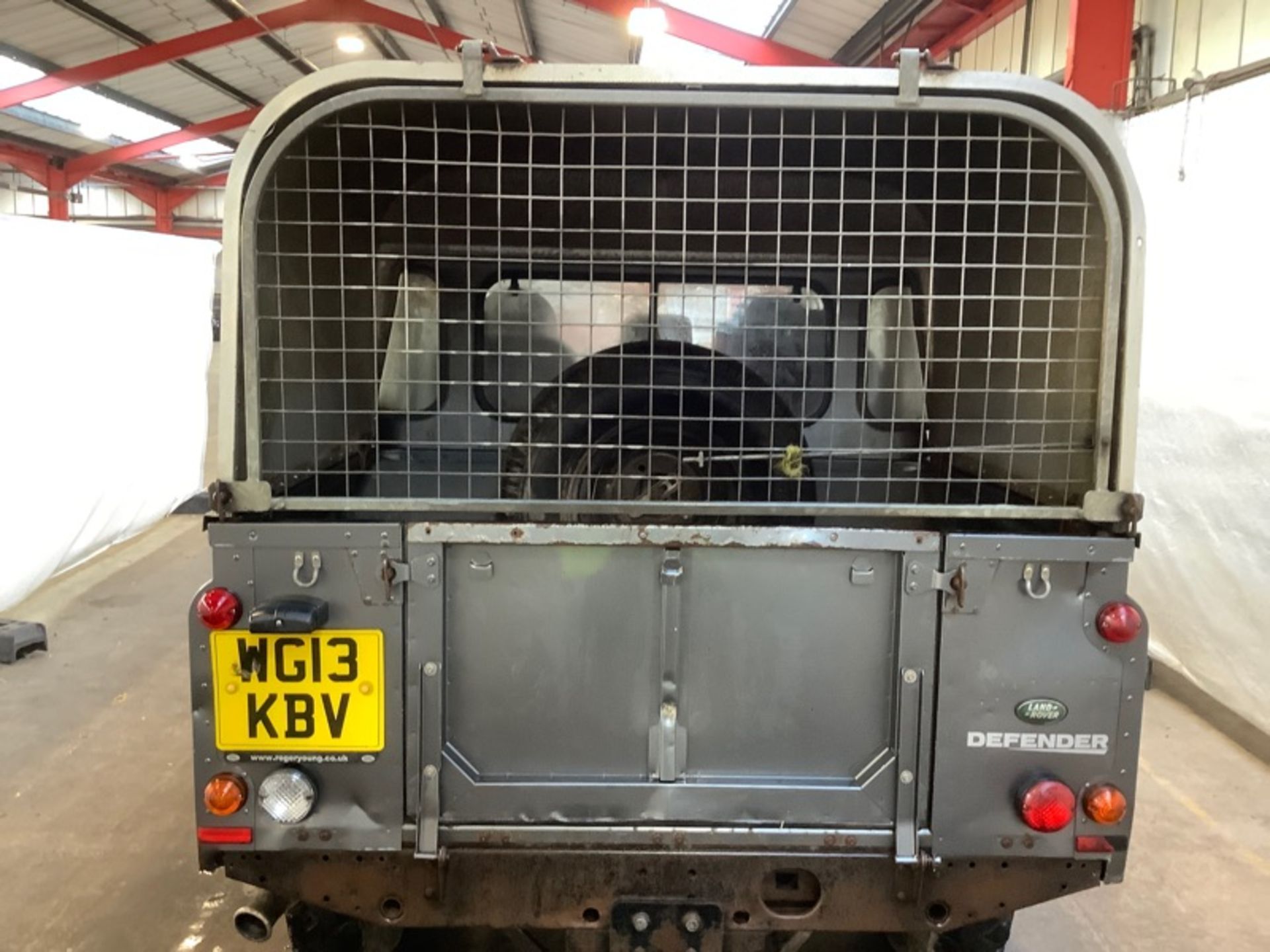 2013/13 REG LAND ROVER DEFENDER 110 TD D/C 2.2 DIESEL LIGHT 4X4 UTILITY, SHOWING 1 FORMER KEEPER - Image 6 of 8