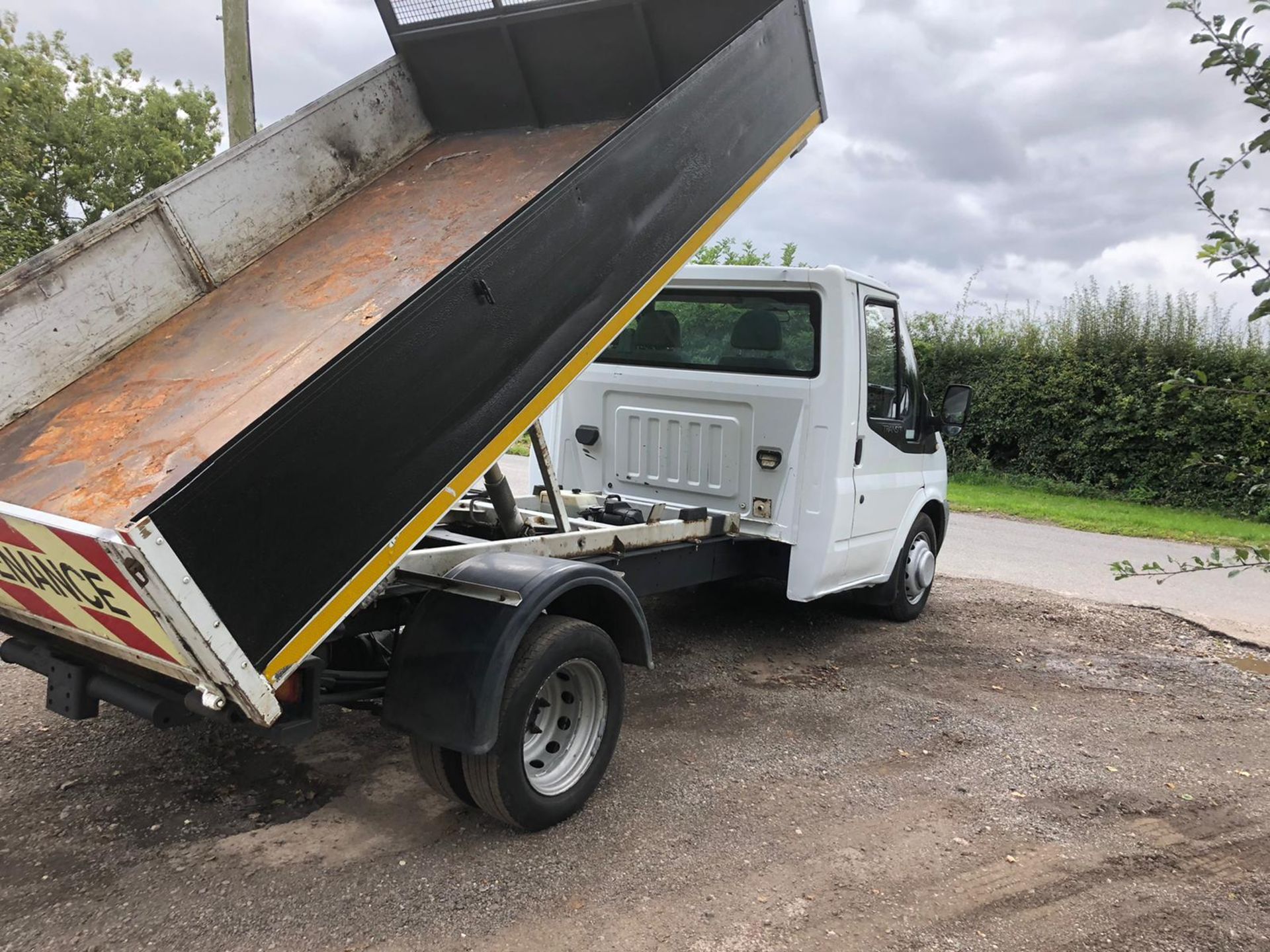 2007/57 REG FORD TRANSIT 100 T350M RWD 2.4 DIESEL DROPSIDE VAN, SHOWING 1 FORMER KEEPER *PLUS VAT* - Image 7 of 13