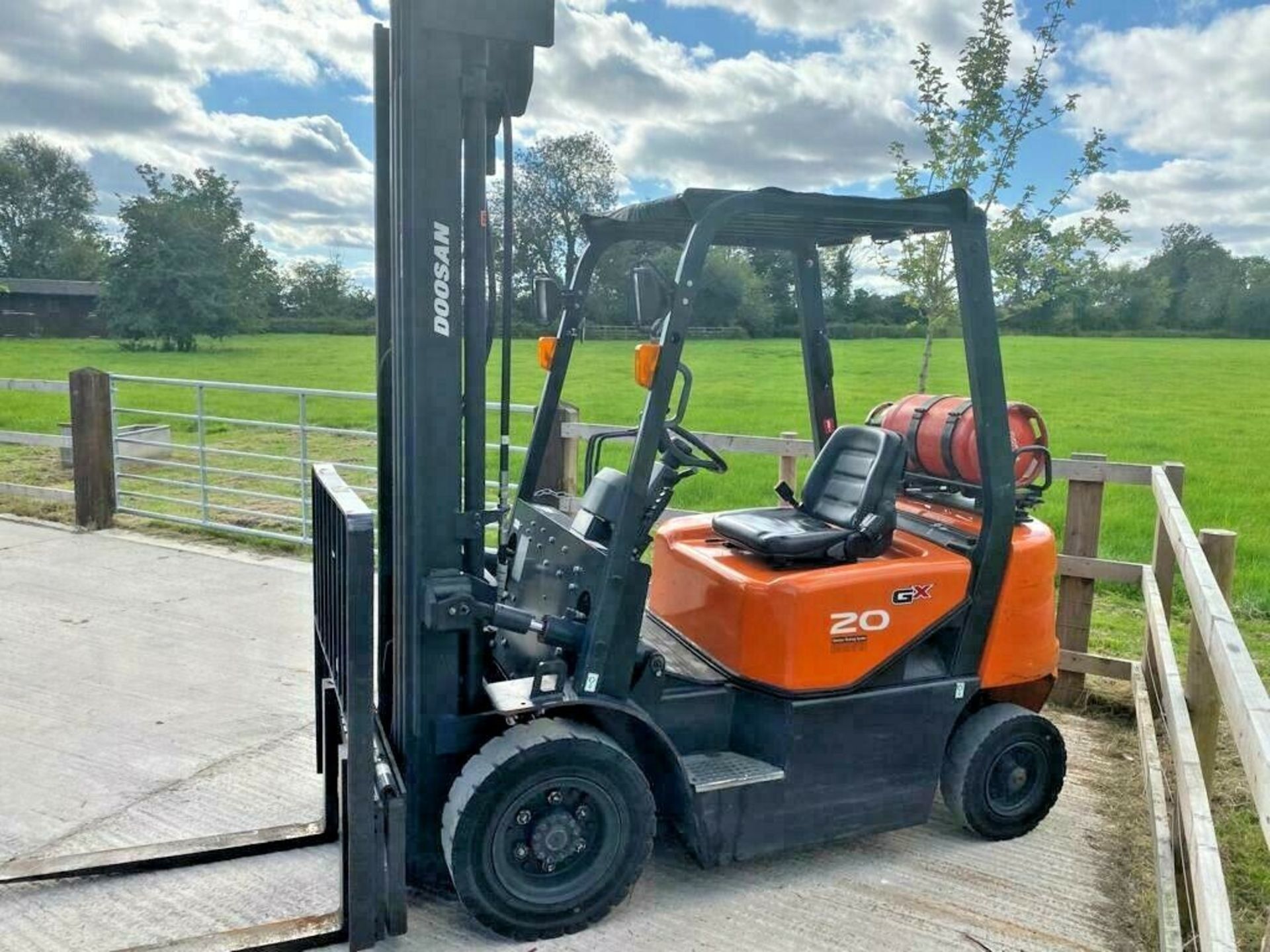 DOOSAN 2 TON GAS FORK LIFT, MODEL: G20G, 2016, TRIPLE MAST, SIDESHIFT, 5990 MM - 6 METRE, 1789 HOURS - Image 3 of 9