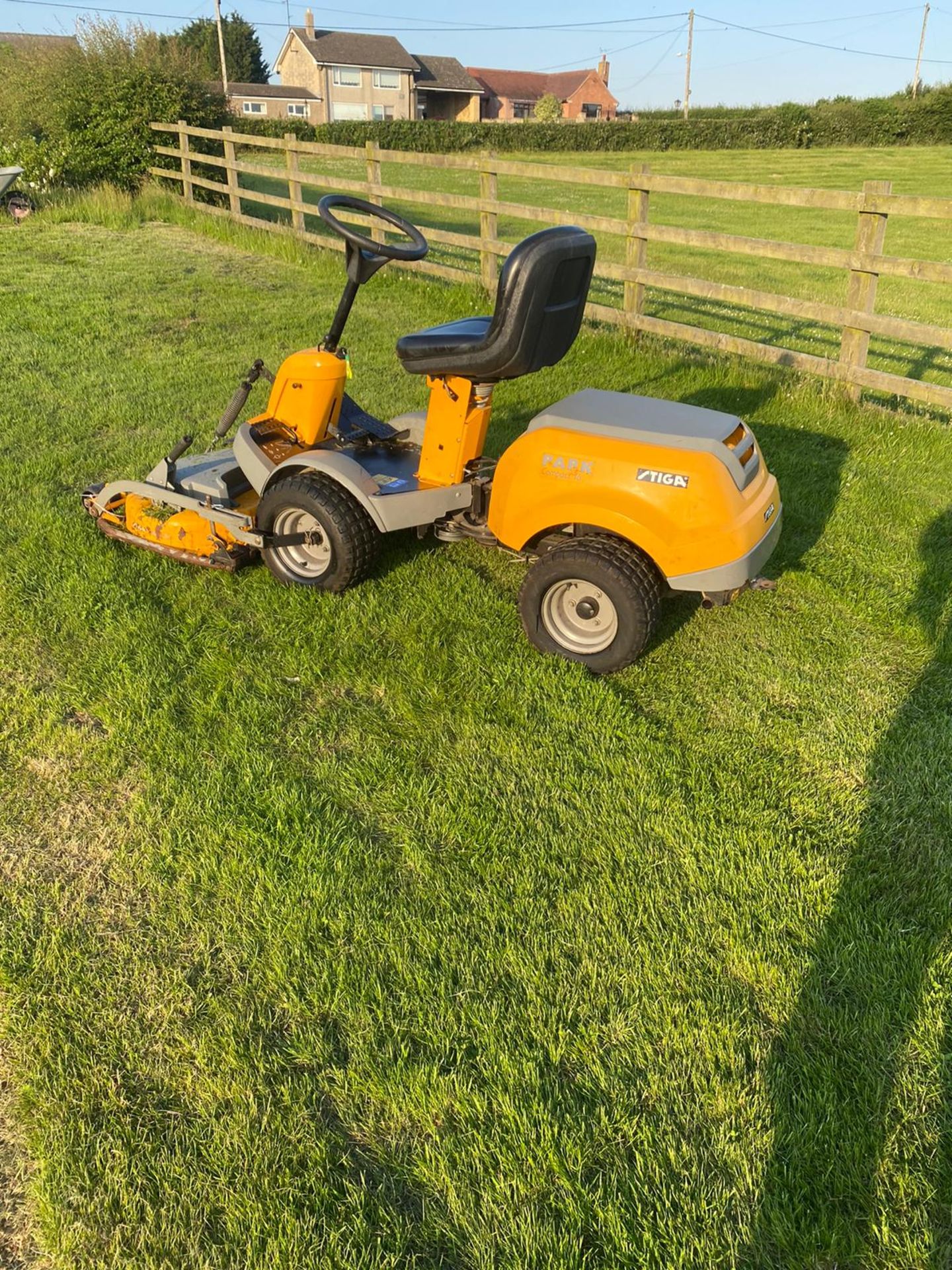 STIGA PARK COMPACT 16 RIDE ON LAWN MOWER, RUNS, DRIVES AND CUTS *NO VAT* - Image 2 of 5