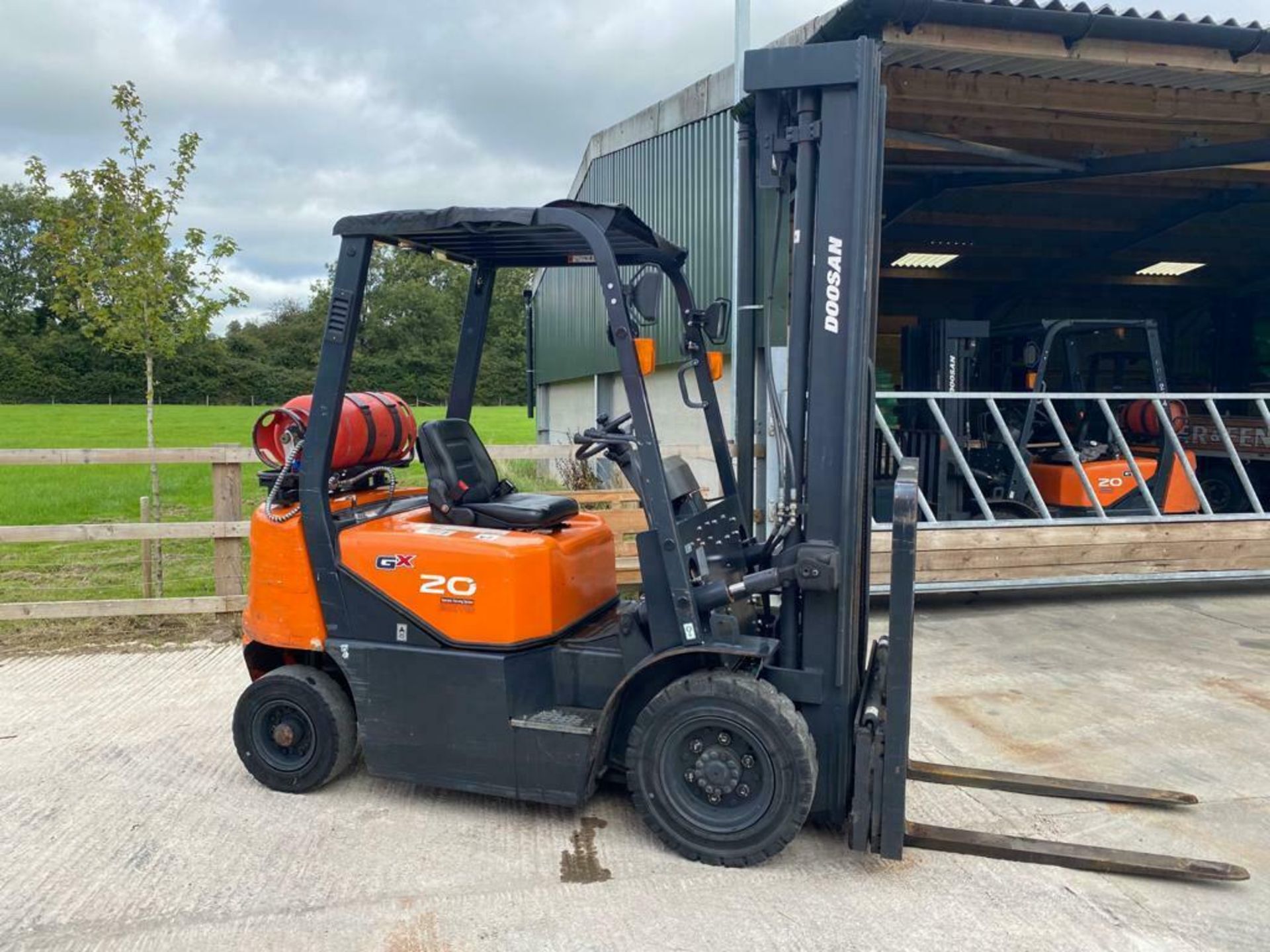 DOOSAN 2 TON GAS FORK LIFT, MODEL: G20G, 2016, TRIPLE MAST, SIDESHIFT, 5990 MM - 6 METRE, 1789 HOURS