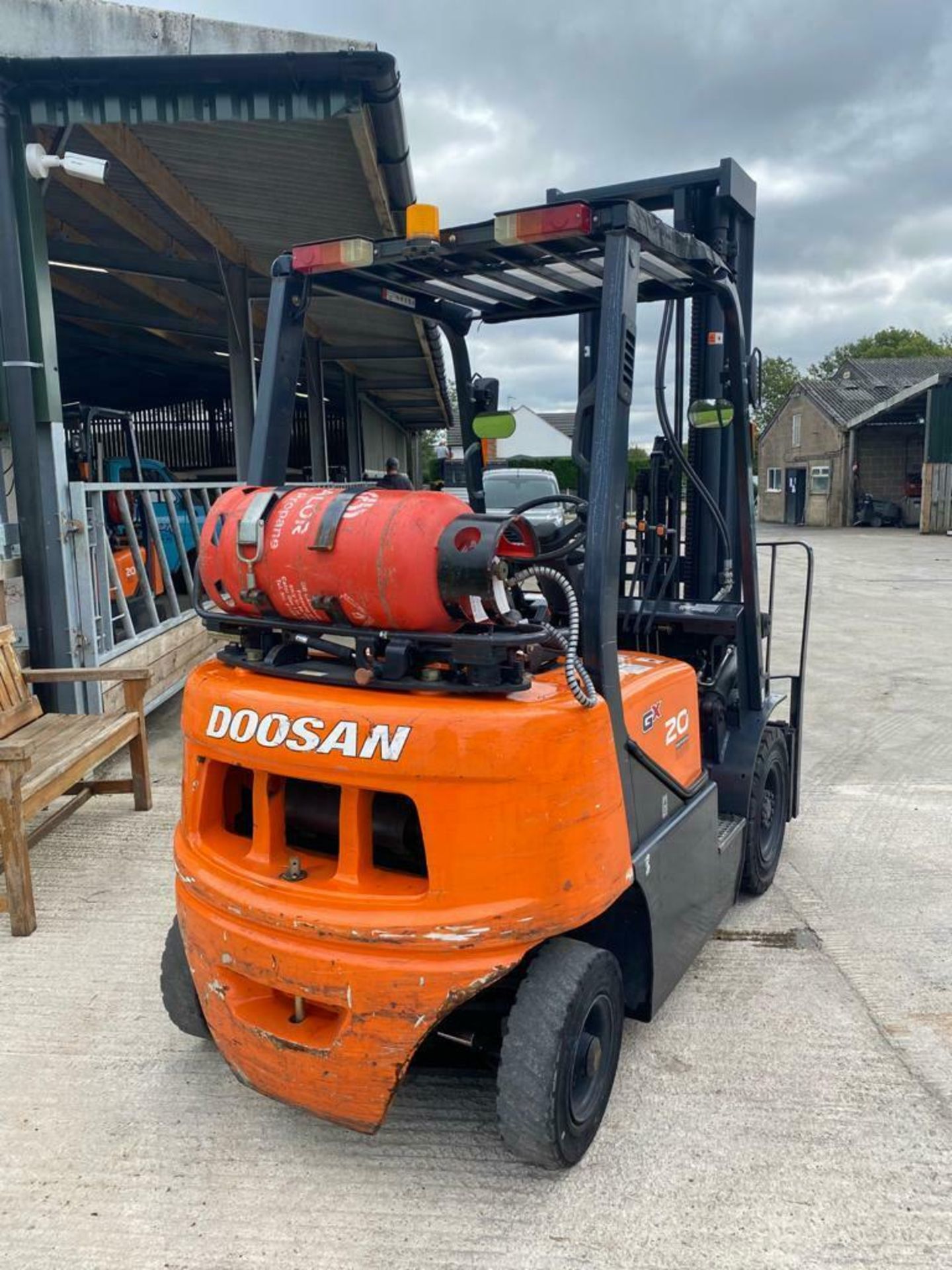 DOOSAN 2 TON GAS FORK LIFT, MODEL: G20G, 2016, TRIPLE MAST, SIDESHIFT, 5990 MM - 6 METRE, 1789 HOURS - Image 5 of 9