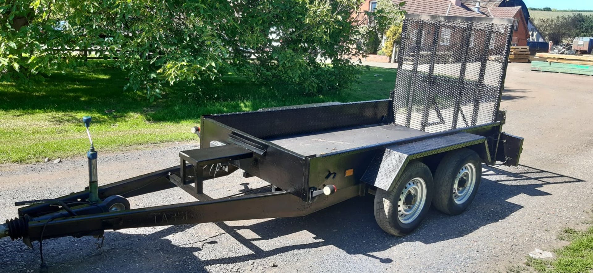 TWIN AXLE TOW-ABLE BLACK PLANT TRAILER WITH RAMP *NO VAT* - Image 6 of 7