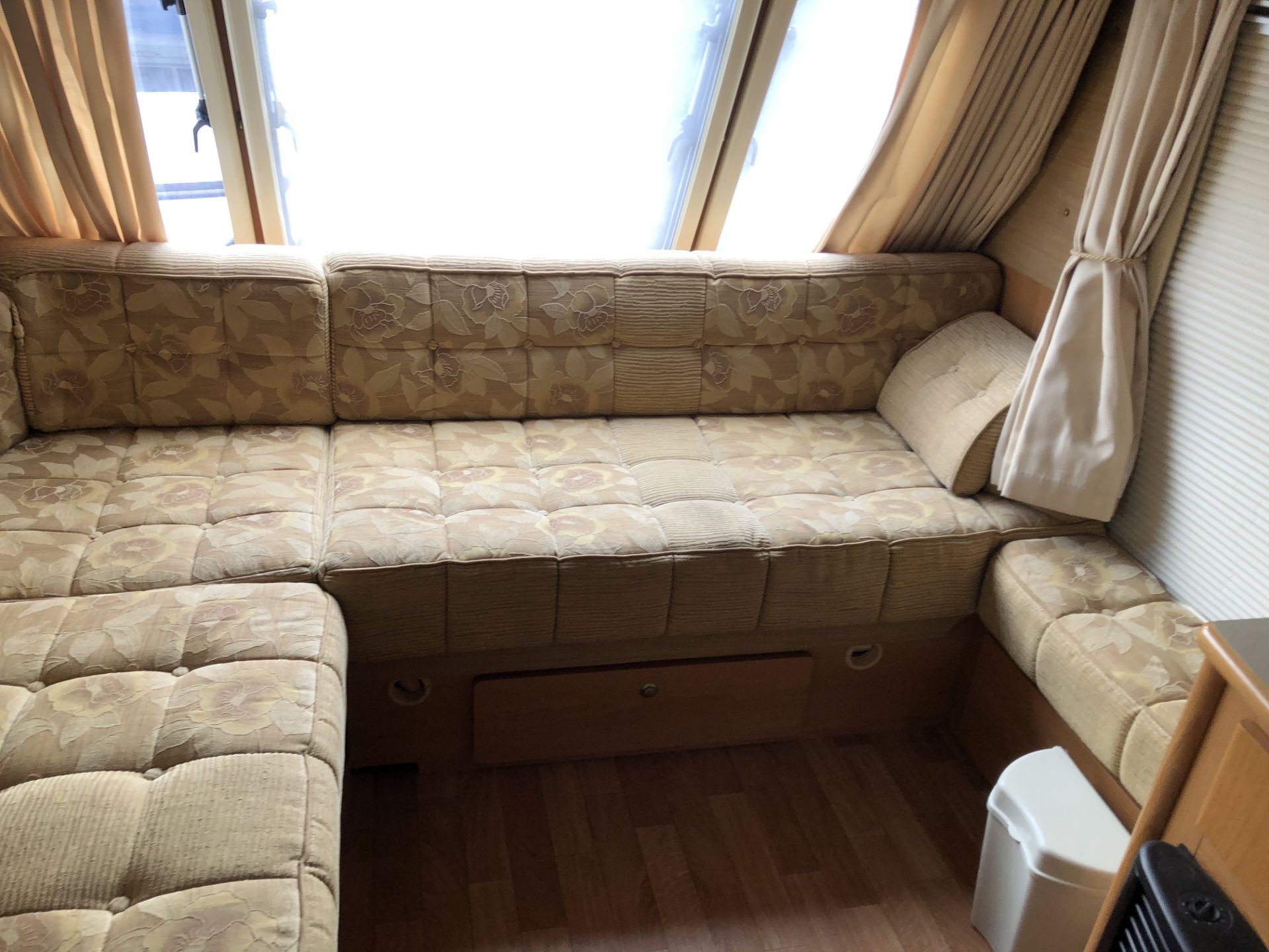 LUXURY 2009 BUCCANEER CLIPPER TWIN AXLE 4 BERTH CARAVAN WITH END WASHROOM *NO VAT* - Image 16 of 20