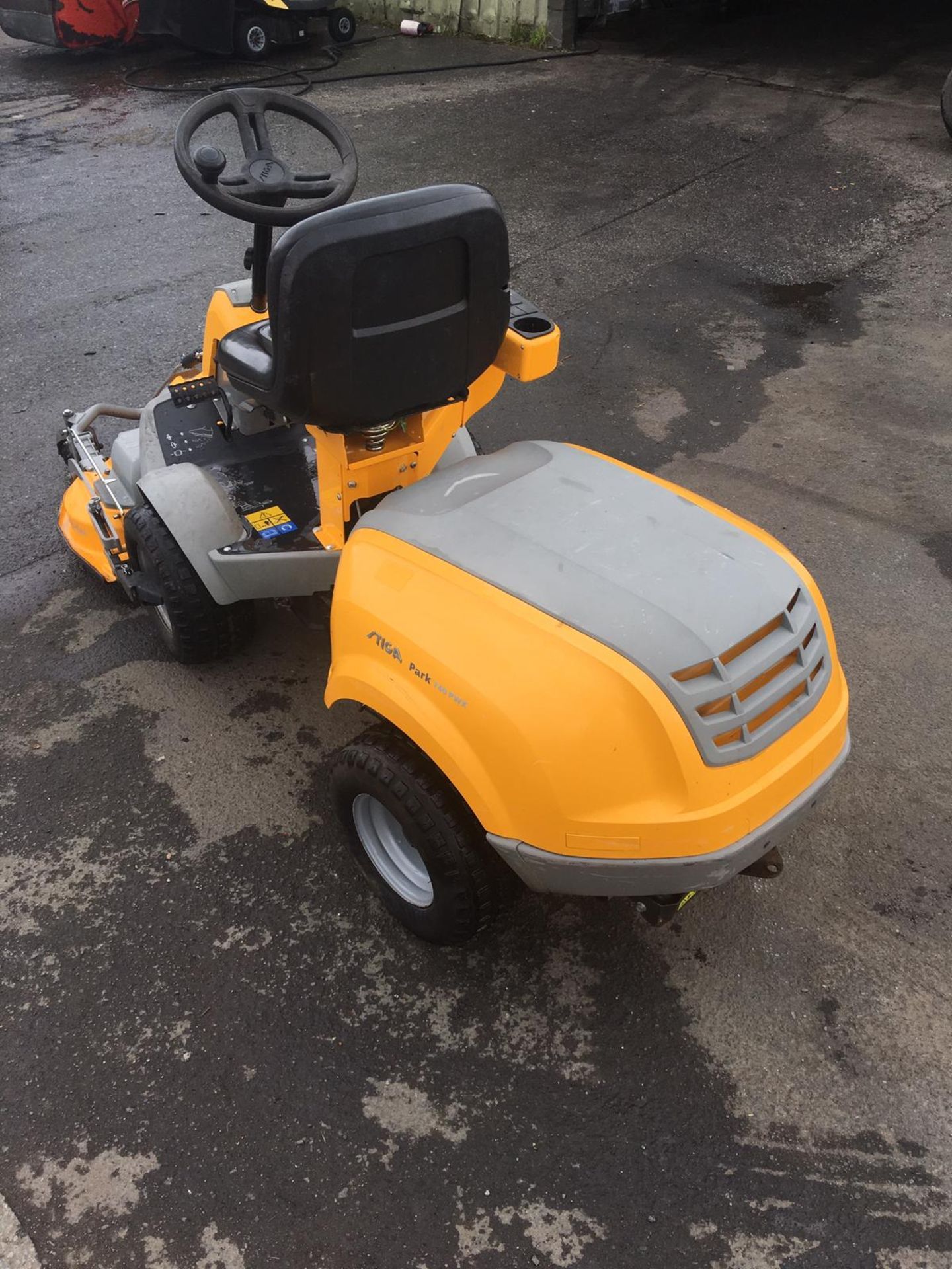 STIGA PARK 740 PWX ARTICULATED RIDE ON LAWN MOWER, RUNS AND WORKS, SHOWING 126 HOURS *NO VAT* - Image 4 of 15