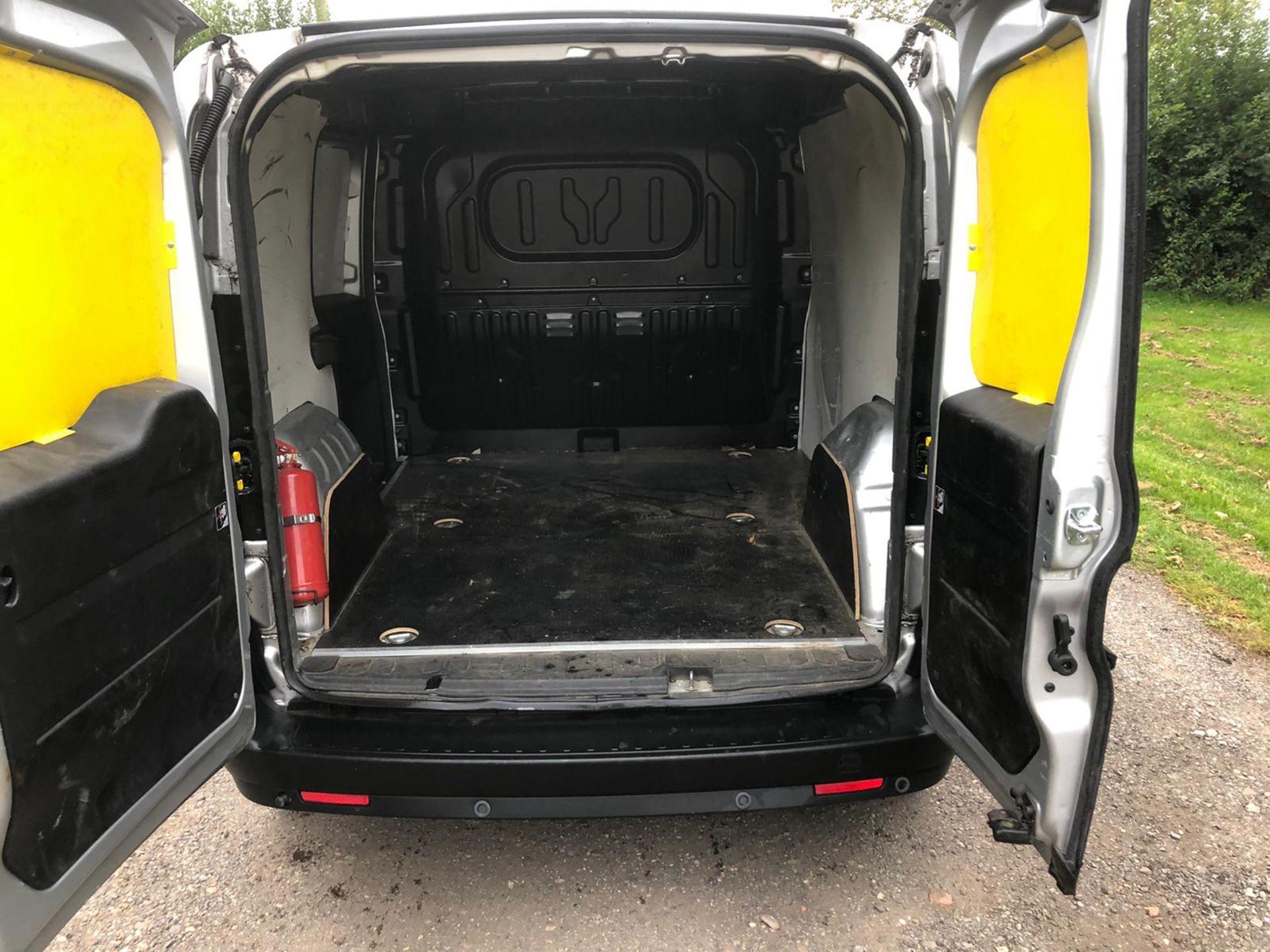 2017/67 REG VAUXHALL COMBO 2000 CDTI ECOFLEX S/S 1.25 DIESEL PANEL VAN, SHOWING 0 FORMER KEEPERS - Image 13 of 17