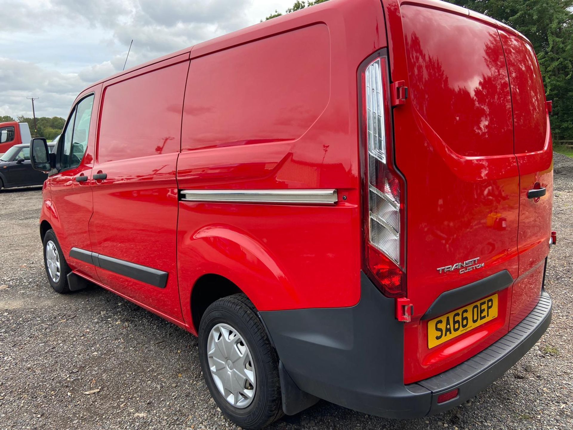 2016/66 REG FORD TRANSIT CUSTOM 270 2.0 DIESEL RED PANEL VAN, SHOWING 0 FORMER KEEPERS *PLUS VAT* - Image 4 of 10