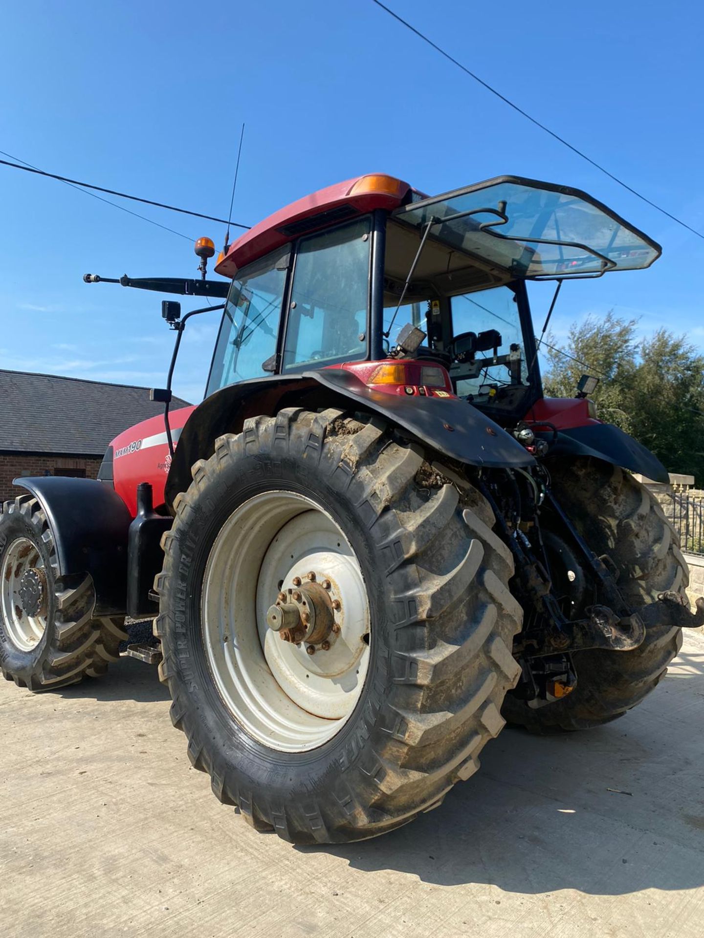 CASE MXM190 TRACTOR, VERY GOOD TYRES, TRANSPORT BOX ON THE FRONT, FRONT SUSPENSION *PLUS VAT* - Image 5 of 11