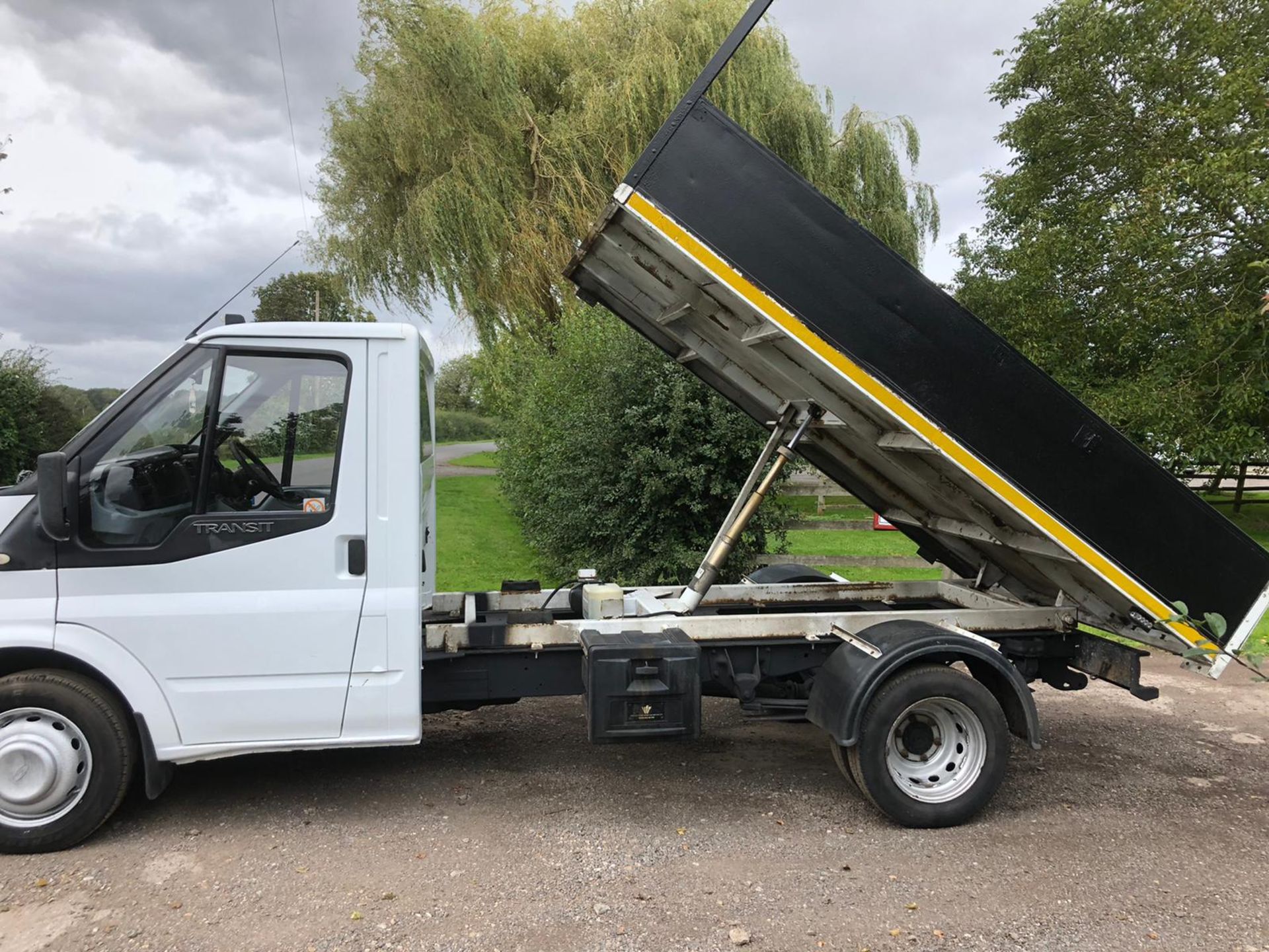 2007/57 REG FORD TRANSIT 100 T350M RWD 2.4 DIESEL DROPSIDE VAN, SHOWING 1 FORMER KEEPER *PLUS VAT* - Image 4 of 13