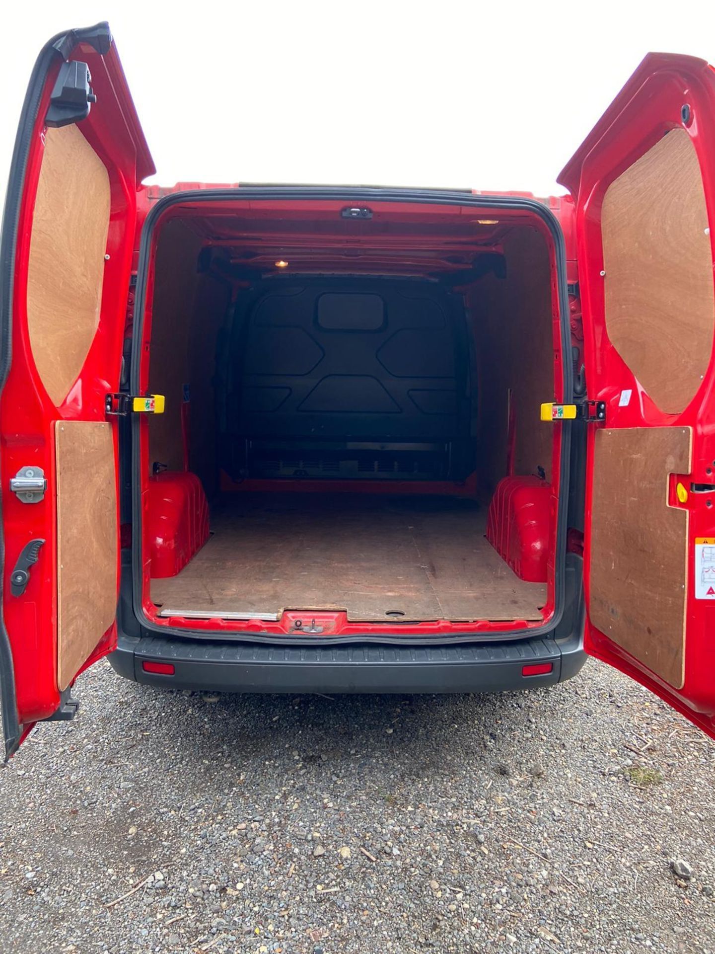 2016/66 REG FORD TRANSIT CUSTOM 270 2.0 DIESEL RED PANEL VAN, SHOWING 0 FORMER KEEPERS *PLUS VAT* - Image 8 of 10