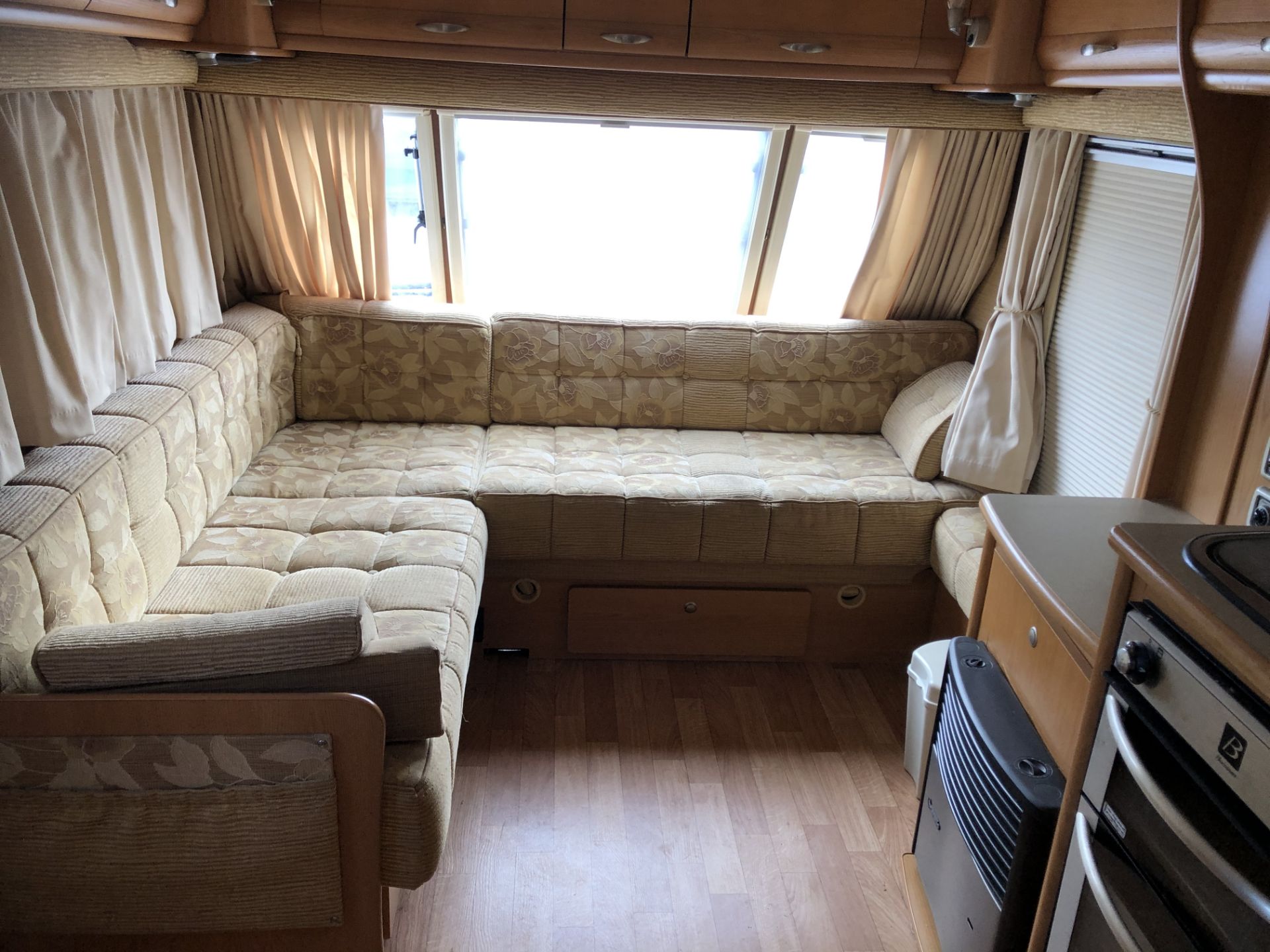 LUXURY 2009 BUCCANEER CLIPPER TWIN AXLE 4 BERTH CARAVAN WITH END WASHROOM *NO VAT* - Image 6 of 20