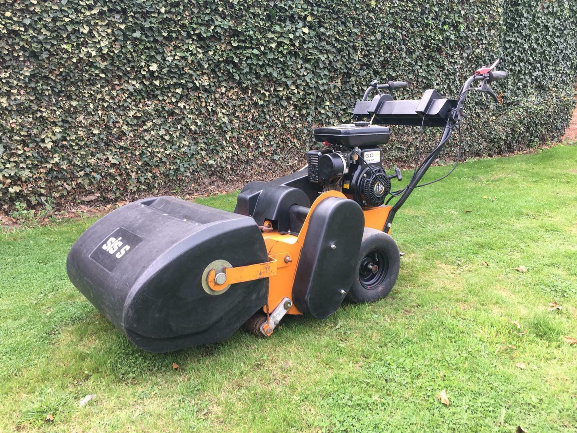 SISIS SELF PROPELLED SCARIFIER COMPLETE WITH GRASS BOX AUTO ROTORAKE *PLUS VAT* - Image 8 of 9