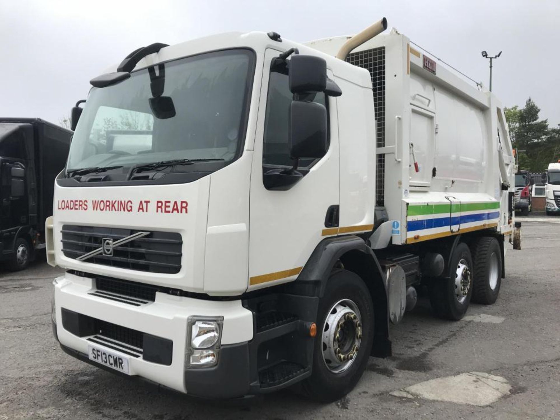 2013/13 REG VOLVO FE300 6X2 L2H1 WHITE REFUSE TRUCK BIN LORRY SHORT BODY BIN LIFT *PLUS VAT* - Image 2 of 13