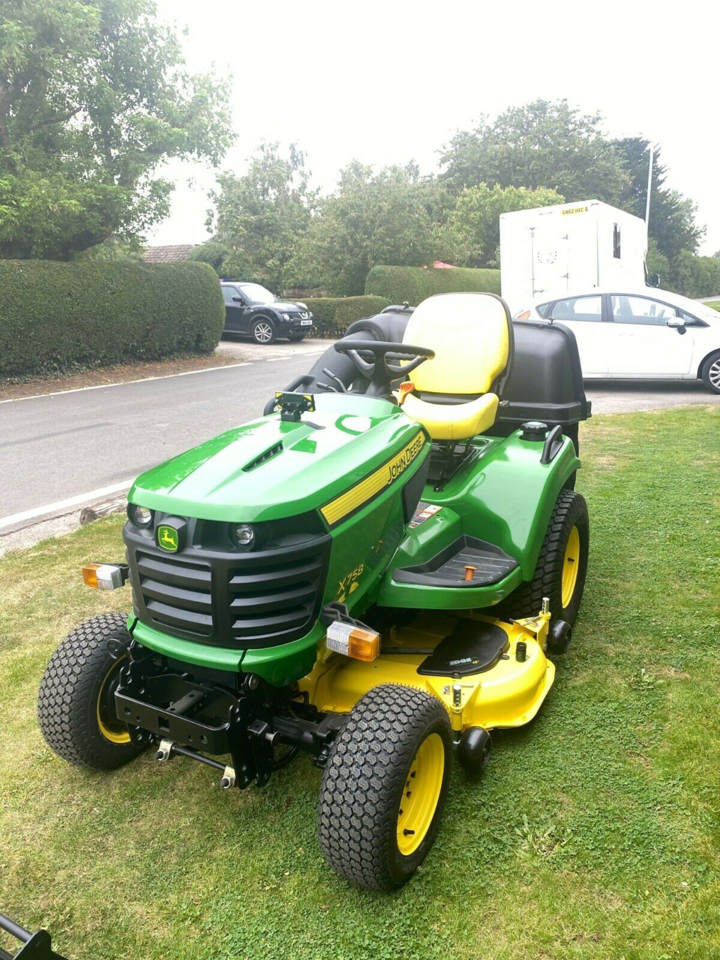 JOHN DEERE X758 ONLY 423 HOURS, EXCELLENT CONDITION, 4WD, C/W COLLECTOR & HYDRAULIC SNOW PLOUGH - Image 7 of 12