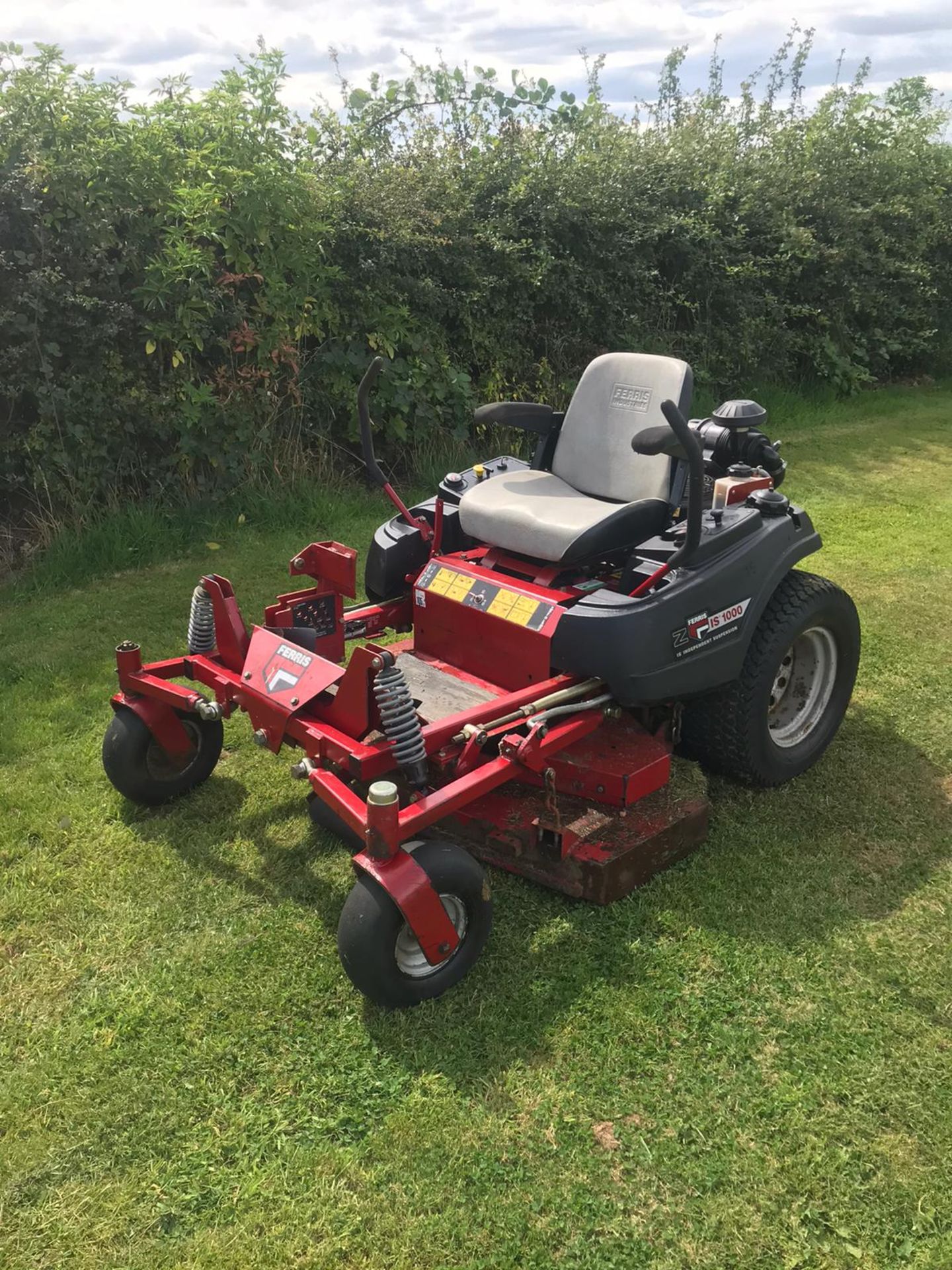 FERRIS IS1000 RIDE ON ZERO TURN LAWN MOWER, 778 HOURS, RUNS, DRIVES AND CUTS, CLEAN MACHINE - Image 2 of 5