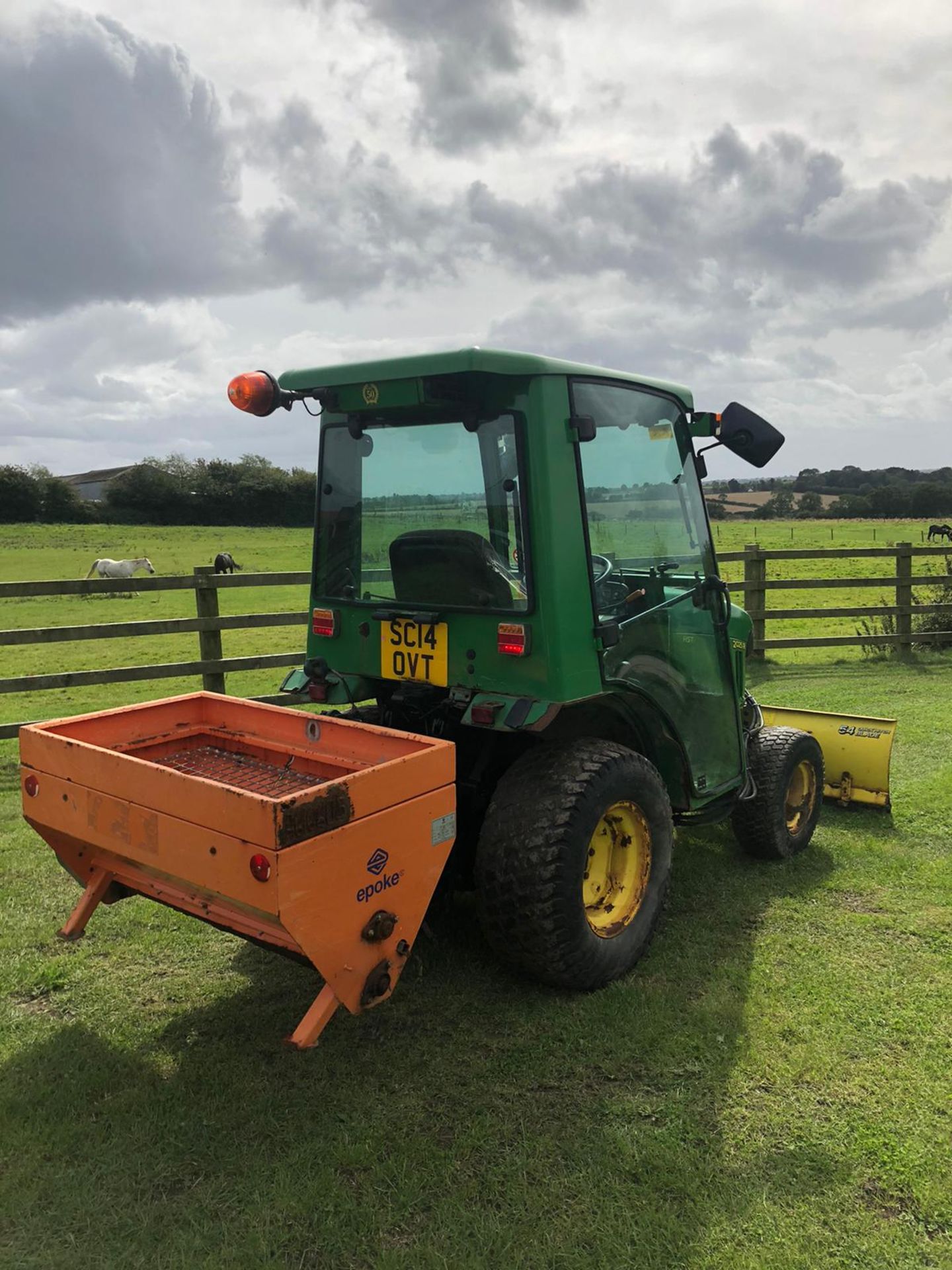 2014 JOHN DEERE 2025R TRACTOR, RUNS AND DRIVES, C/W BLADE AND GRITTER, BLADE TILTS (LEFT & RIGHT) - Image 4 of 4