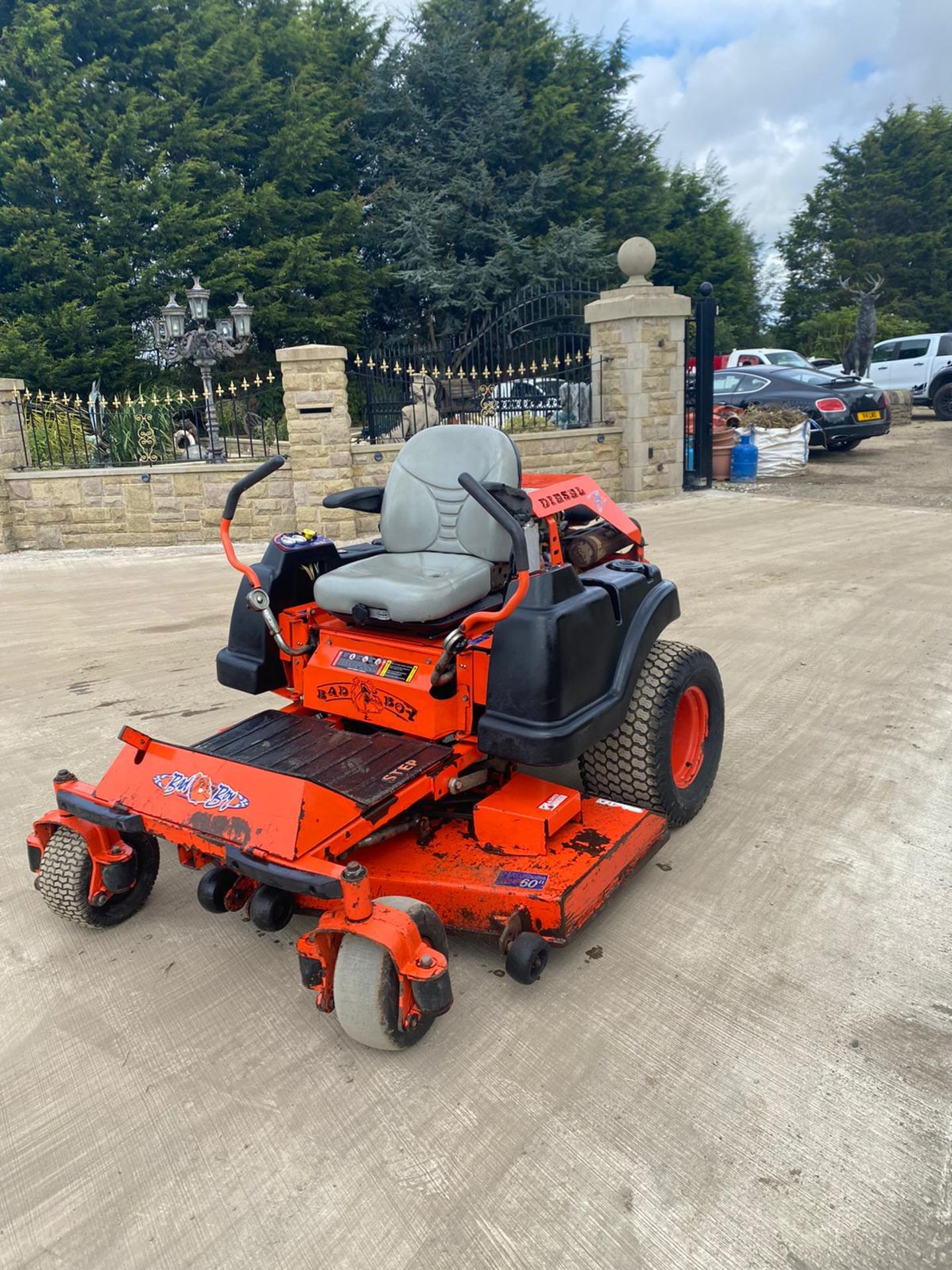 BAD BOY ZERO TURN RIDE ON LAWN MOWER, RUNS, WORKS AND CUTS, 3 CYLINDER CAT DIESEL ENGINE *NO VAT* - Image 3 of 8