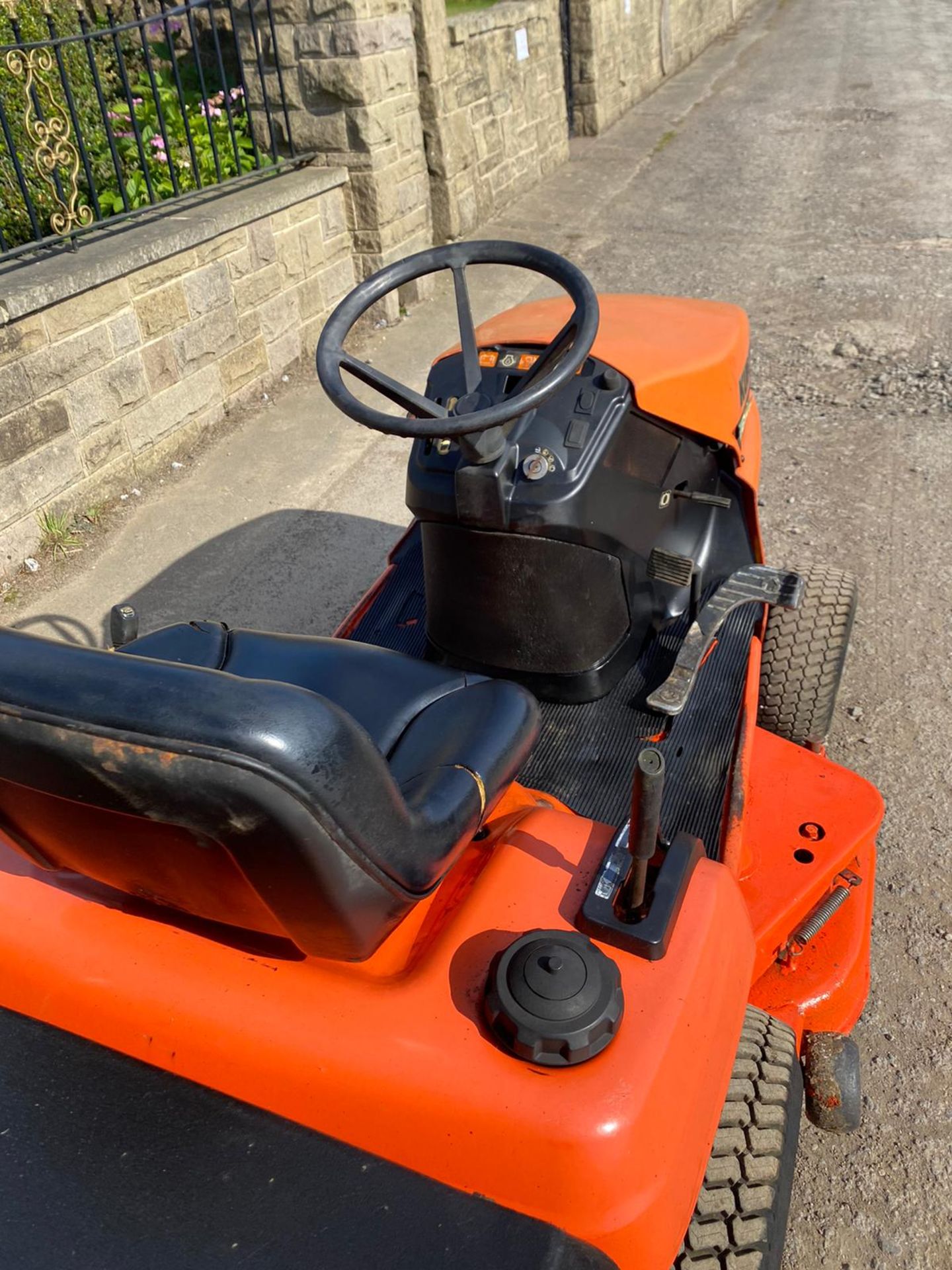 KUBOTA G18 RIDE ON LAWN MOWER, RUNS, WORKS AND CUTS, KUBOTA DIESEL ENGINE, HYDRO-STATIC DRIVE - Image 5 of 6