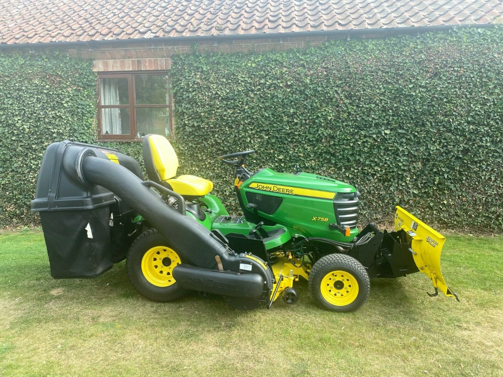 JOHN DEERE X758 ONLY 423 HOURS, EXCELLENT CONDITION, 4WD, C/W COLLECTOR & HYDRAULIC SNOW PLOUGH - Image 3 of 12