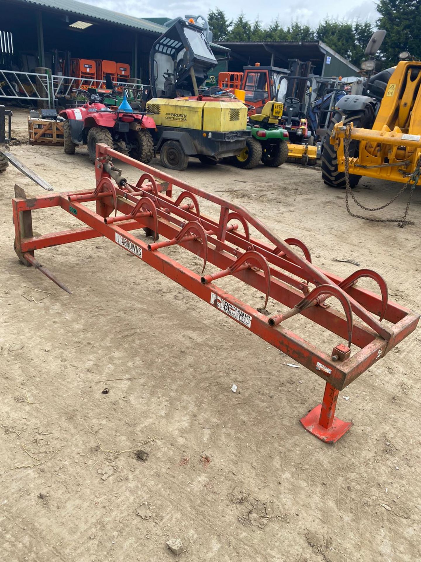 BALE HANDLER GRAB FITS TRACTOR EURO BRACKETS WORKS WELL, IN GOOD CONDITION *NO VAT* - Image 3 of 4