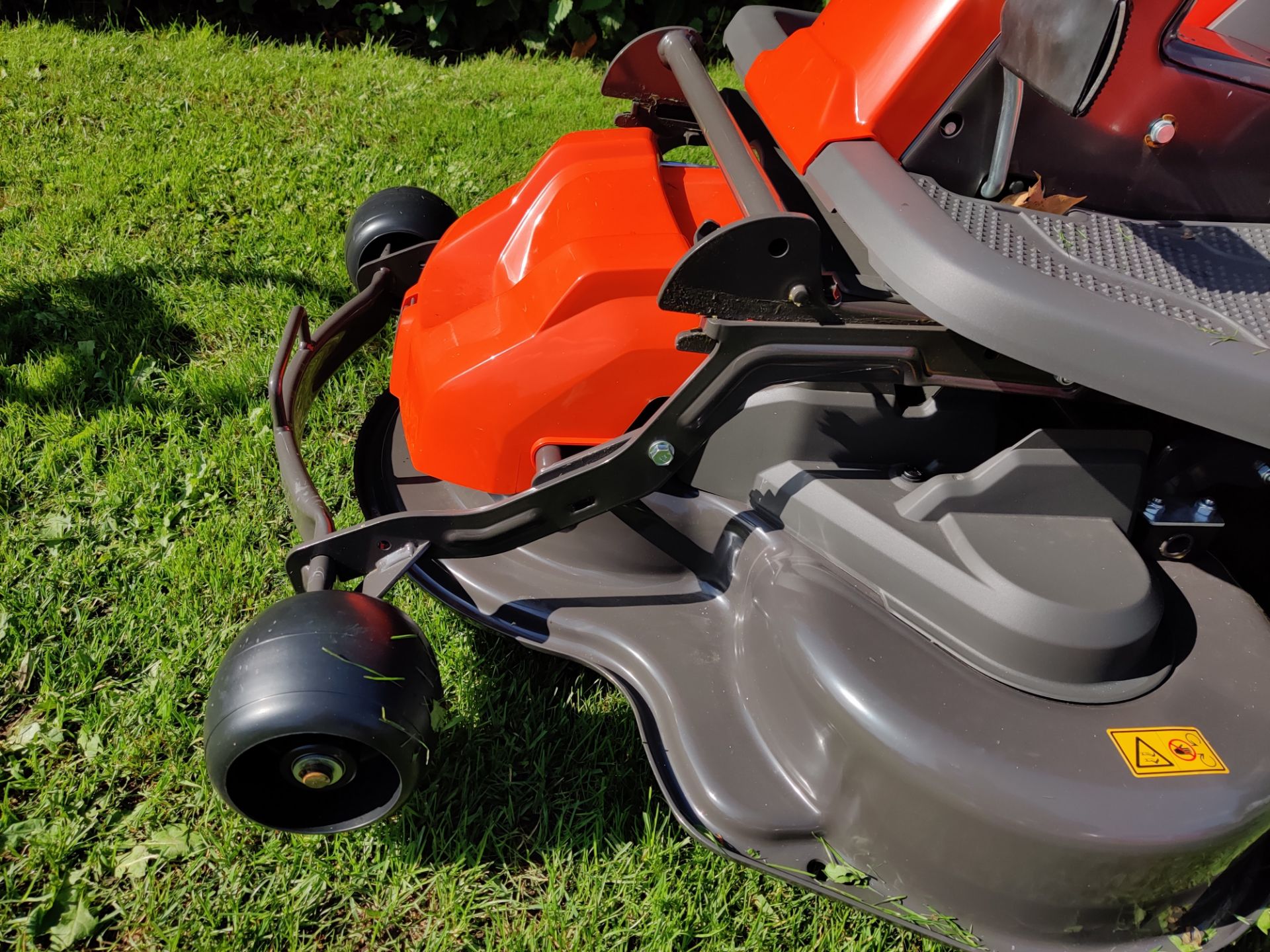 2020 BRAND NEW HUSQVARNA R 213C MULCHING RIDE ON LAWN MOWER *PLUS VAT* - Image 7 of 12