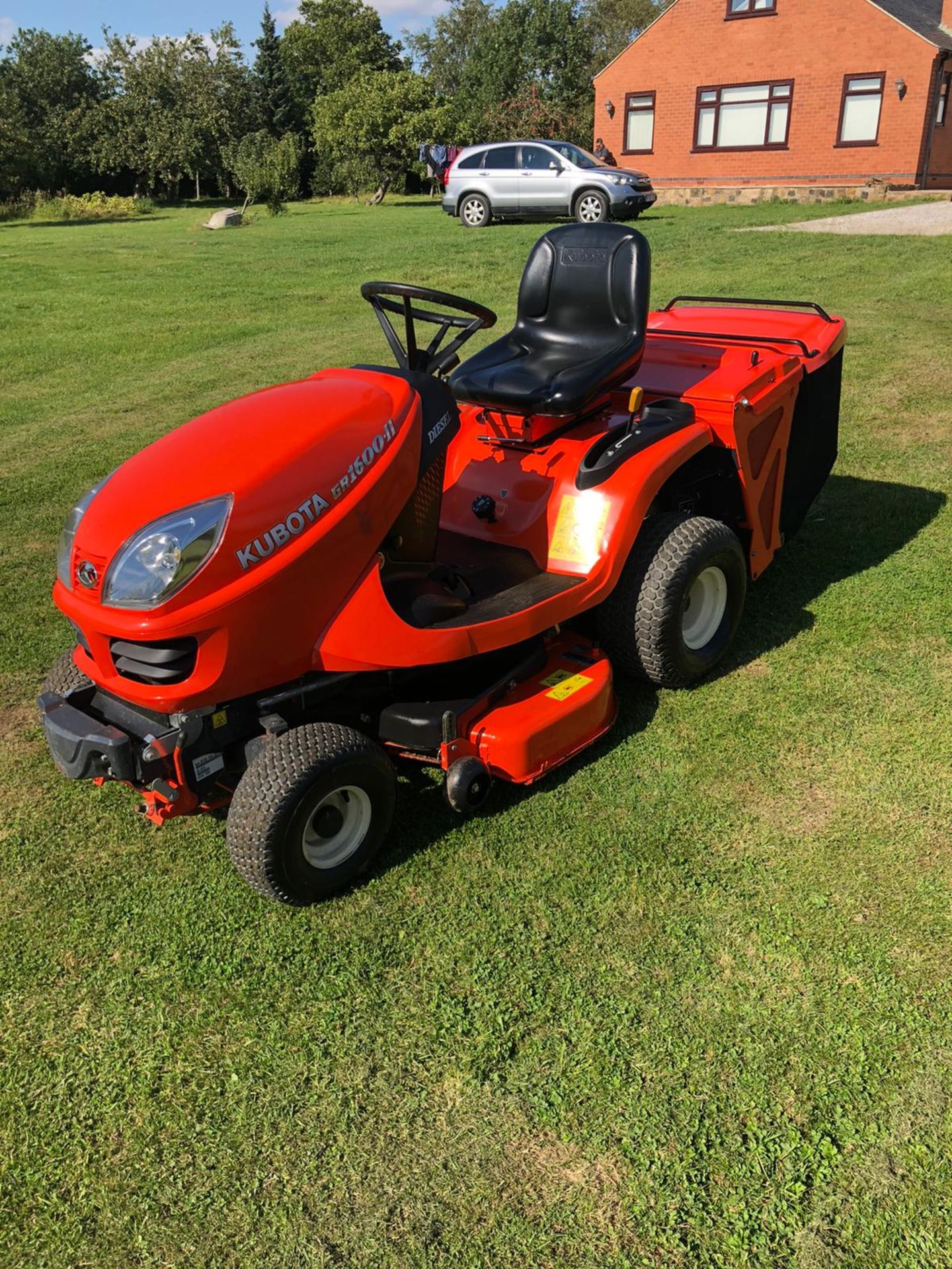 KUBOTA GR1600-II DIESEL RIDE ON LAWN MOWER, RUNS, DRIVES AND CUTS, EX DEMO CONDITION, ONLY 66 HOURS! - Image 2 of 4