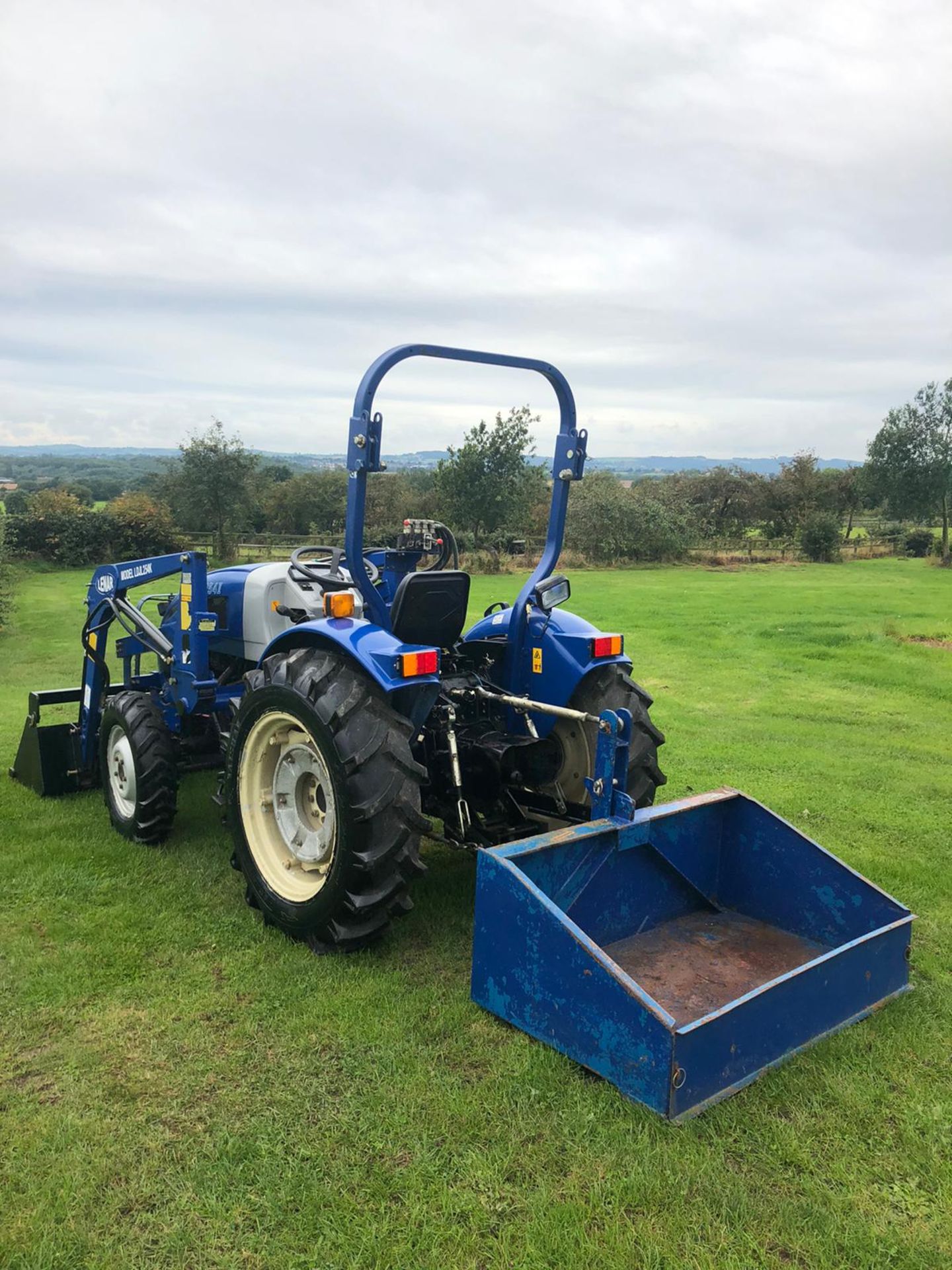 JIMNA FS254 TRACTOR WITH LOADER, RUNS, DRIVES AND DIGS, 4-IN-1 BUCKET, C/W TRANSPORT BOX, 460 HOURS - Image 3 of 6